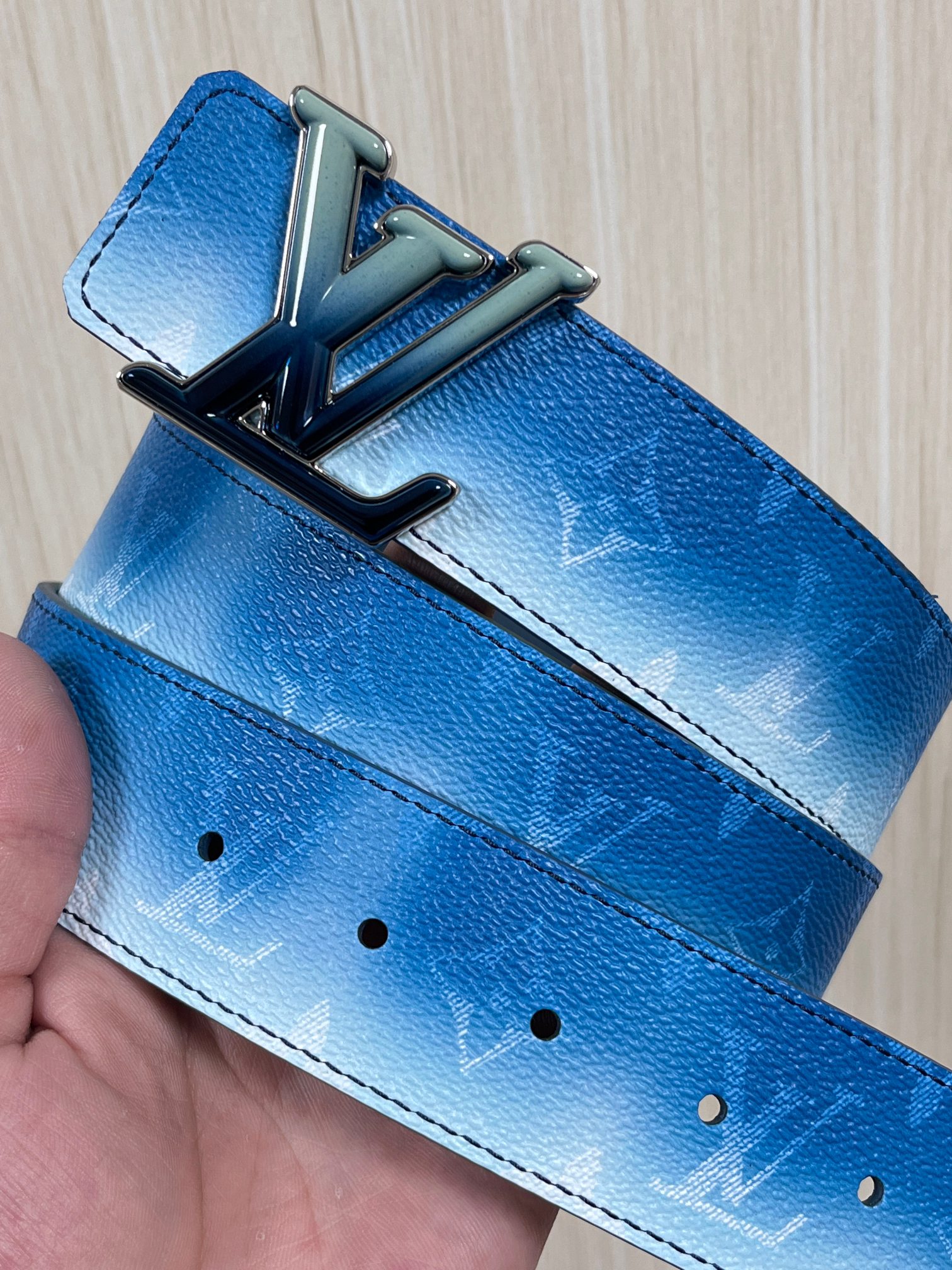 当季新款，双面设计，一腰带两风格- 正面：采用标志性Monogram老花图案，搭配蓝白渐变褪色笔触，灵感