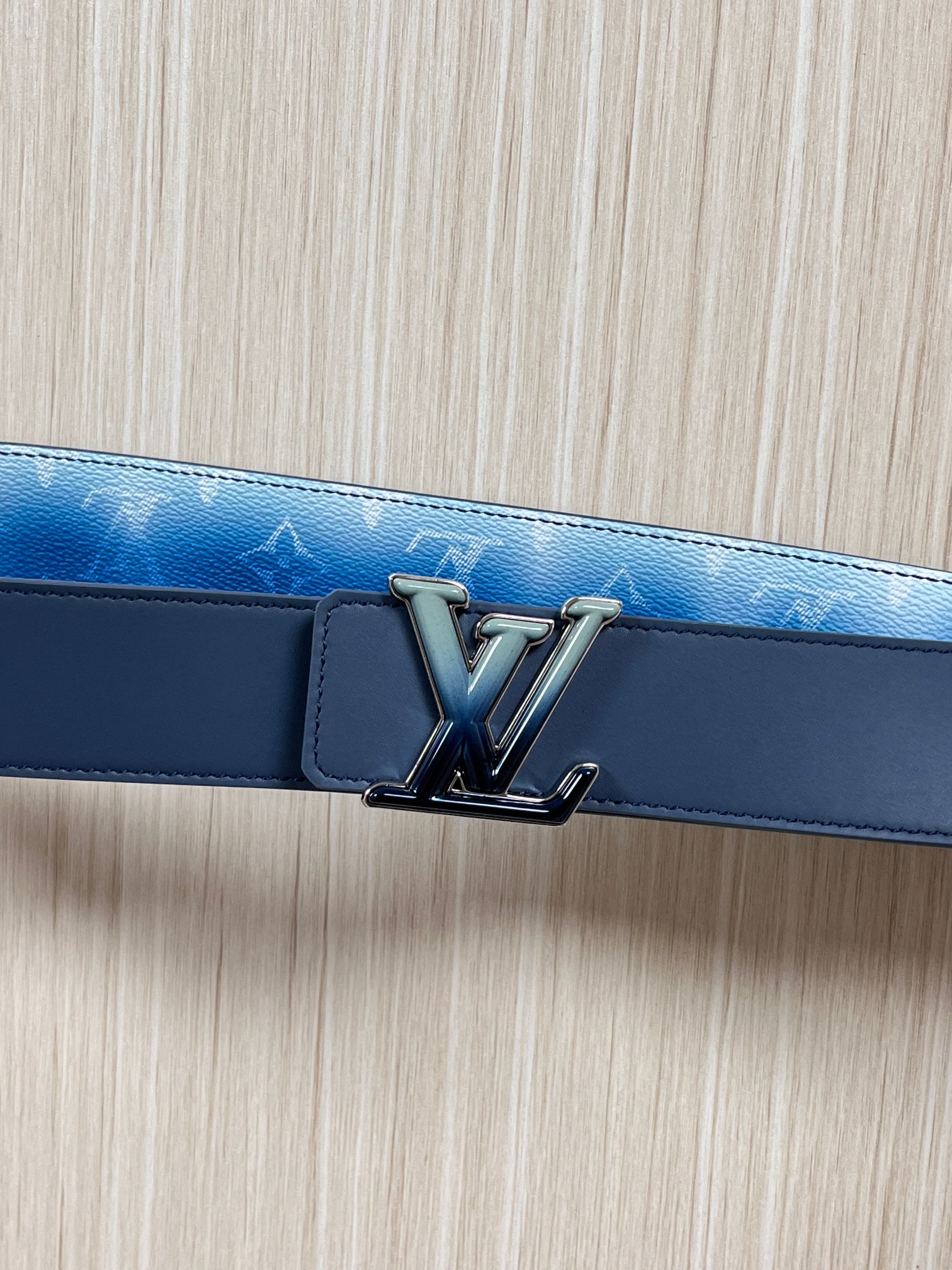 当季新款，双面设计，一腰带两风格- 正面：采用标志性Monogram老花图案，搭配蓝白渐变褪色笔触，灵感