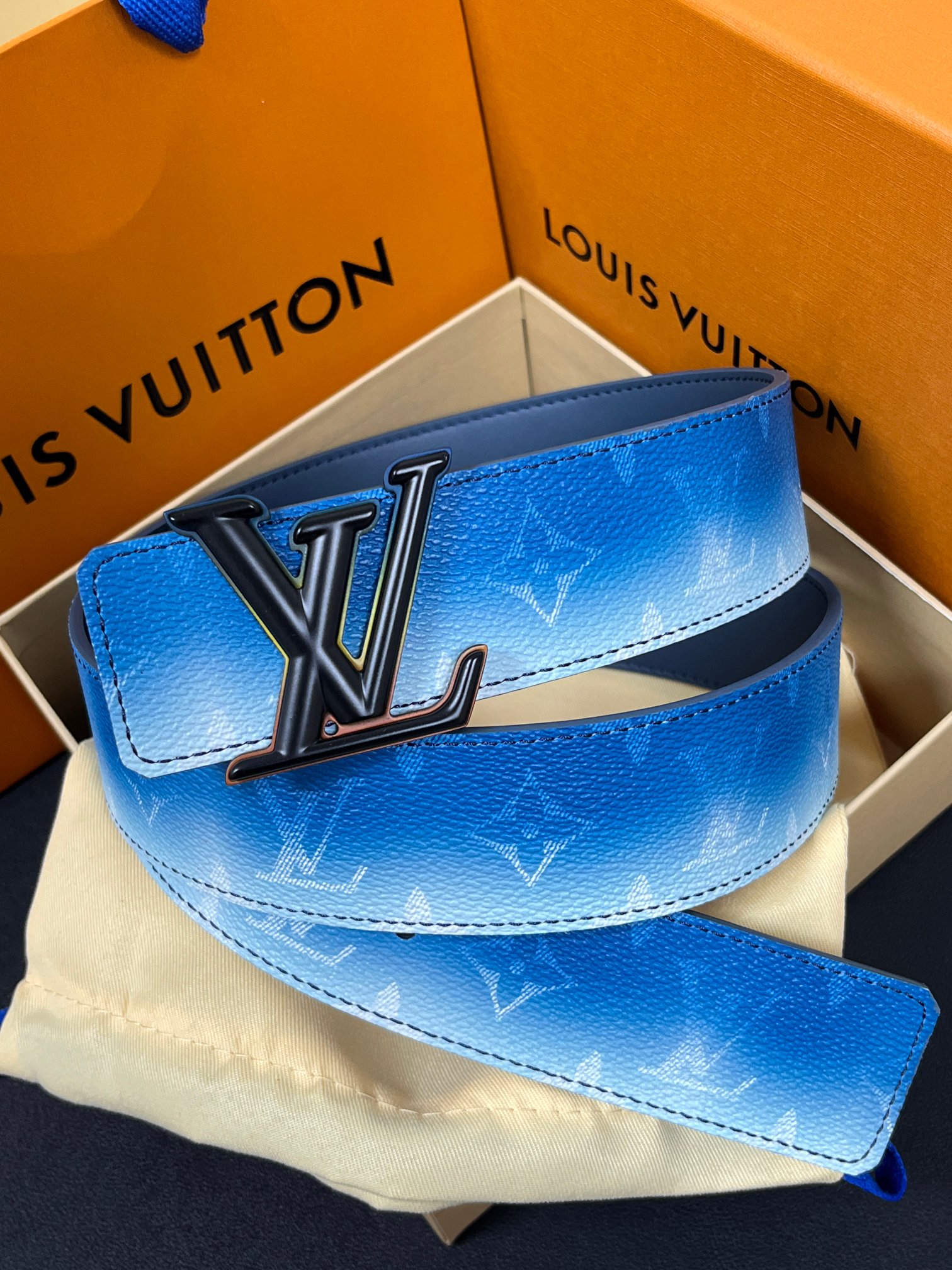 当季新款，双面设计，一腰带两风格- 正面：采用标志性Monogram老花图案，搭配蓝白渐变褪色笔触，灵感