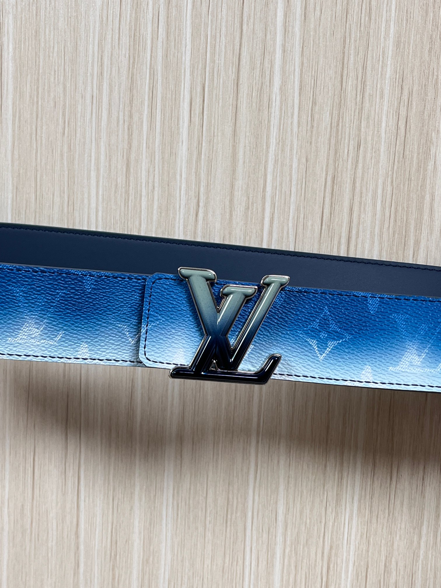 当季新款，双面设计，一腰带两风格- 正面：采用标志性Monogram老花图案，搭配蓝白渐变褪色笔触，灵感