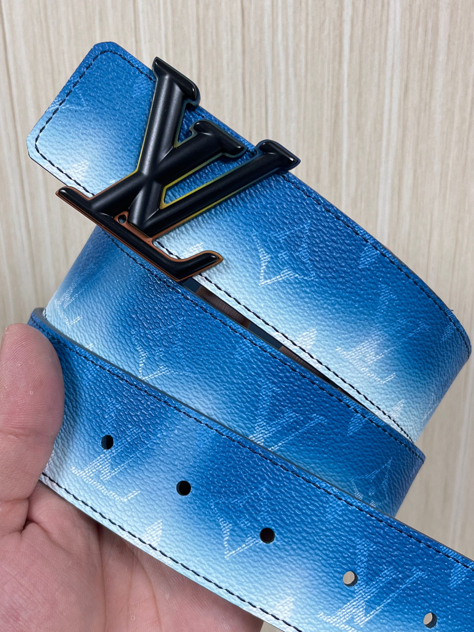 当季新款，双面设计，一腰带两风格- 正面：采用标志性Monogram老花图案，搭配蓝白渐变褪色笔触，灵感