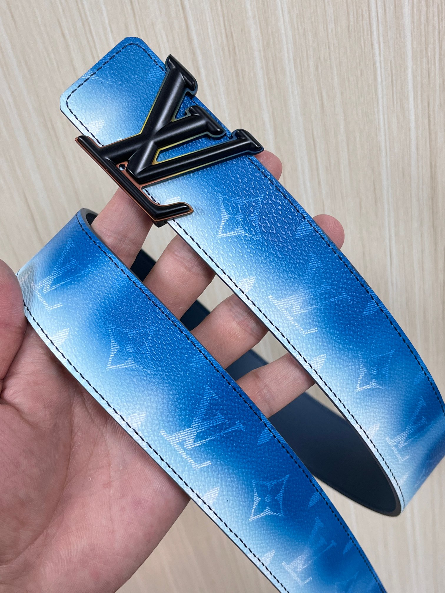 当季新款，双面设计，一腰带两风格- 正面：采用标志性Monogram老花图案，搭配蓝白渐变褪色笔触，灵感