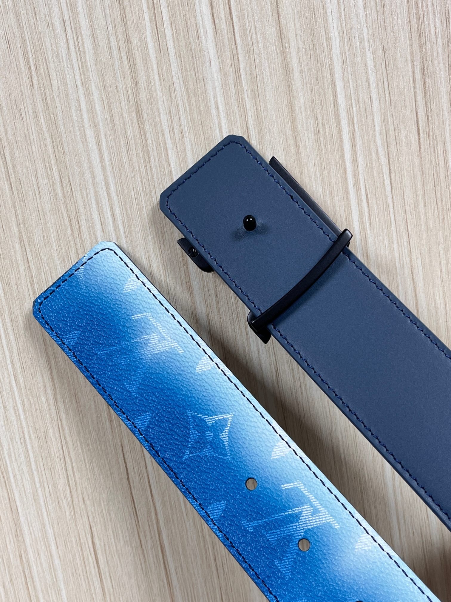 当季新款，双面设计，一腰带两风格- 正面：采用标志性Monogram老花图案，搭配蓝白渐变褪色笔触，灵感