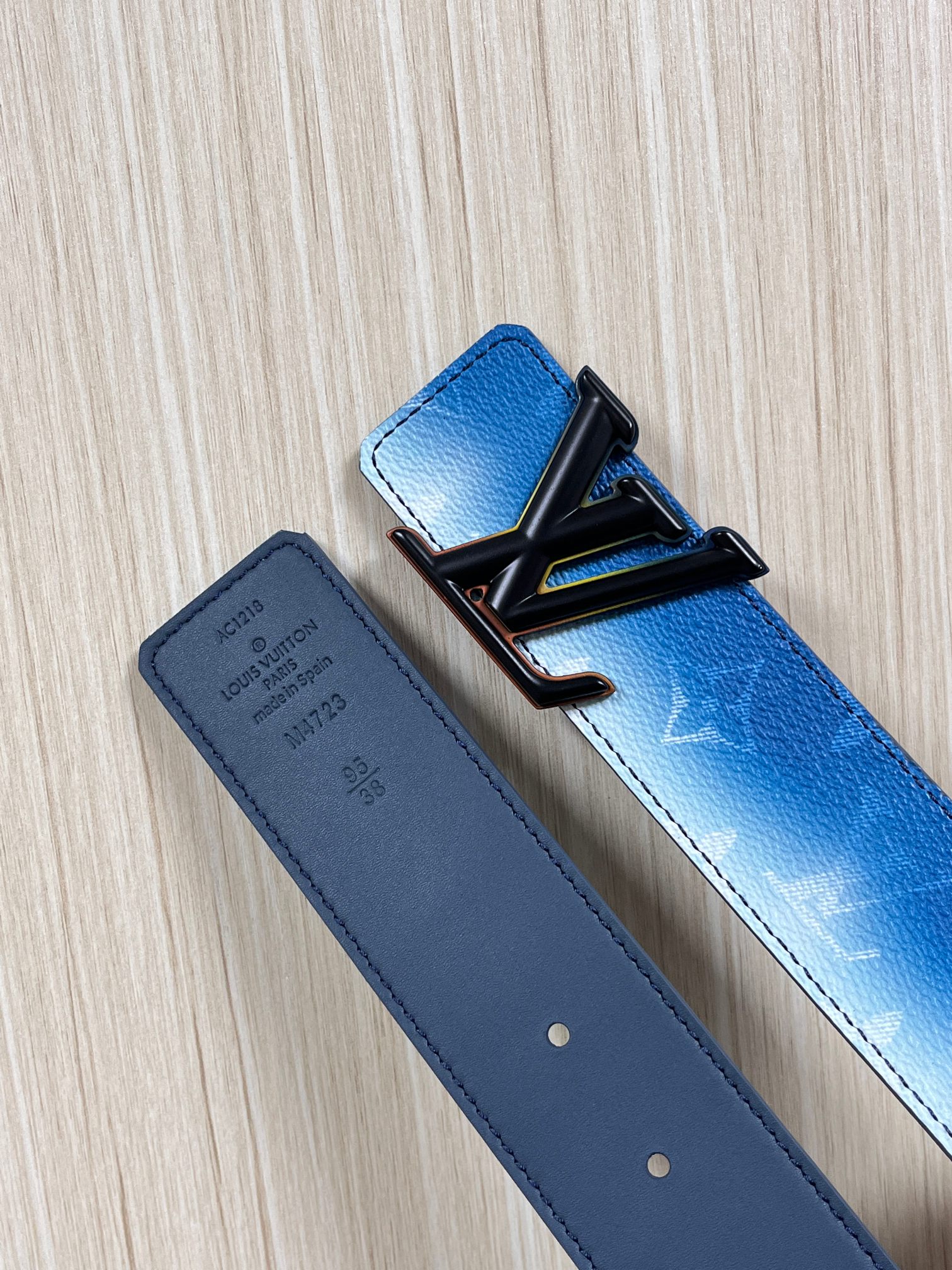 当季新款，双面设计，一腰带两风格- 正面：采用标志性Monogram老花图案，搭配蓝白渐变褪色笔触，灵感