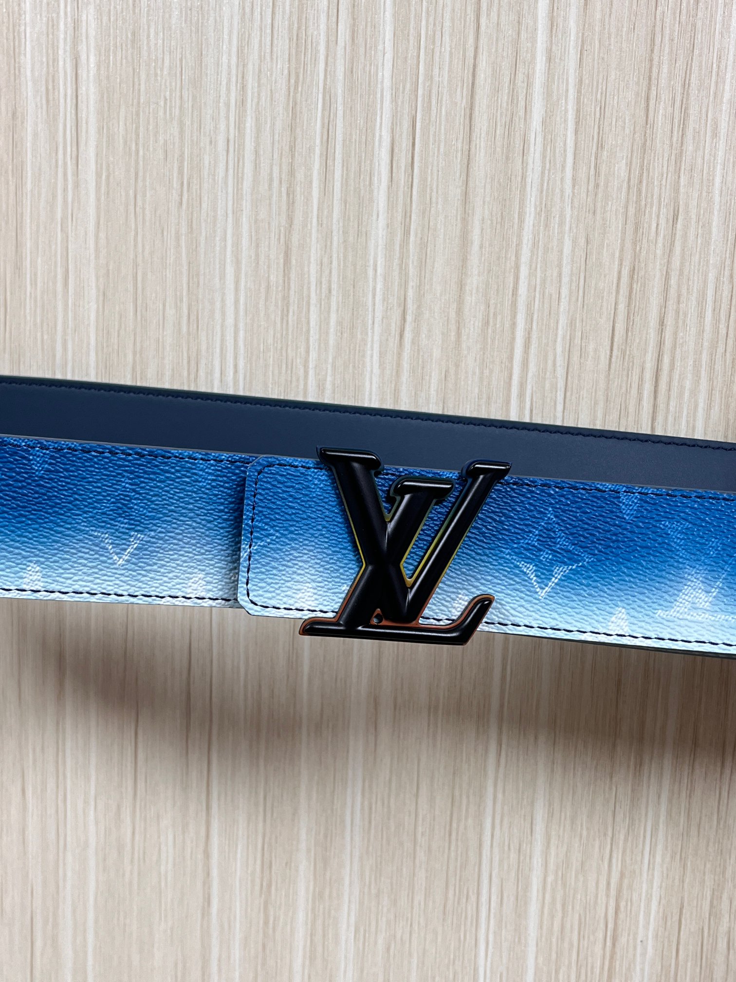 当季新款，双面设计，一腰带两风格- 正面：采用标志性Monogram老花图案，搭配蓝白渐变褪色笔触，灵感