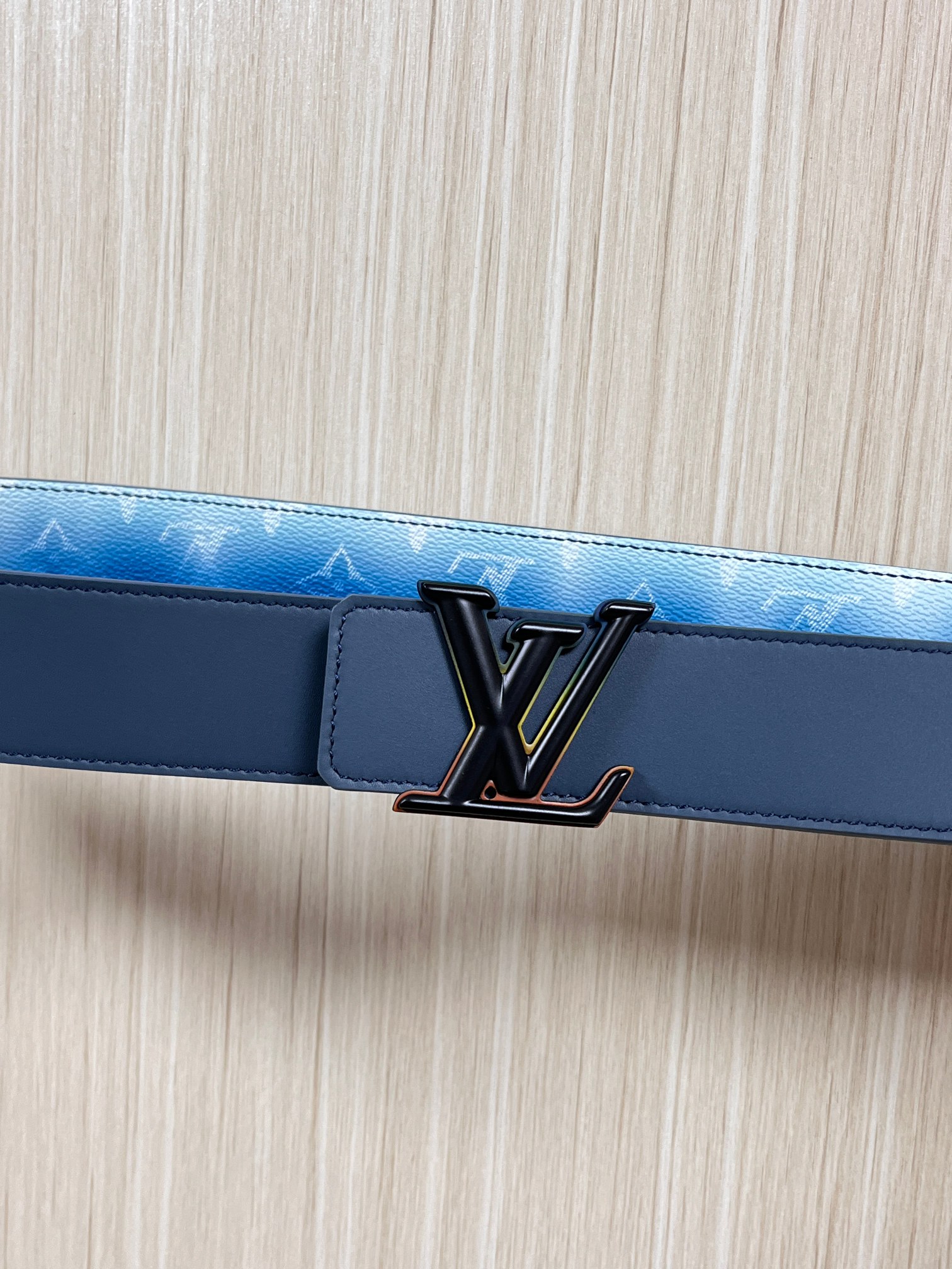 当季新款，双面设计，一腰带两风格- 正面：采用标志性Monogram老花图案，搭配蓝白渐变褪色笔触，灵感