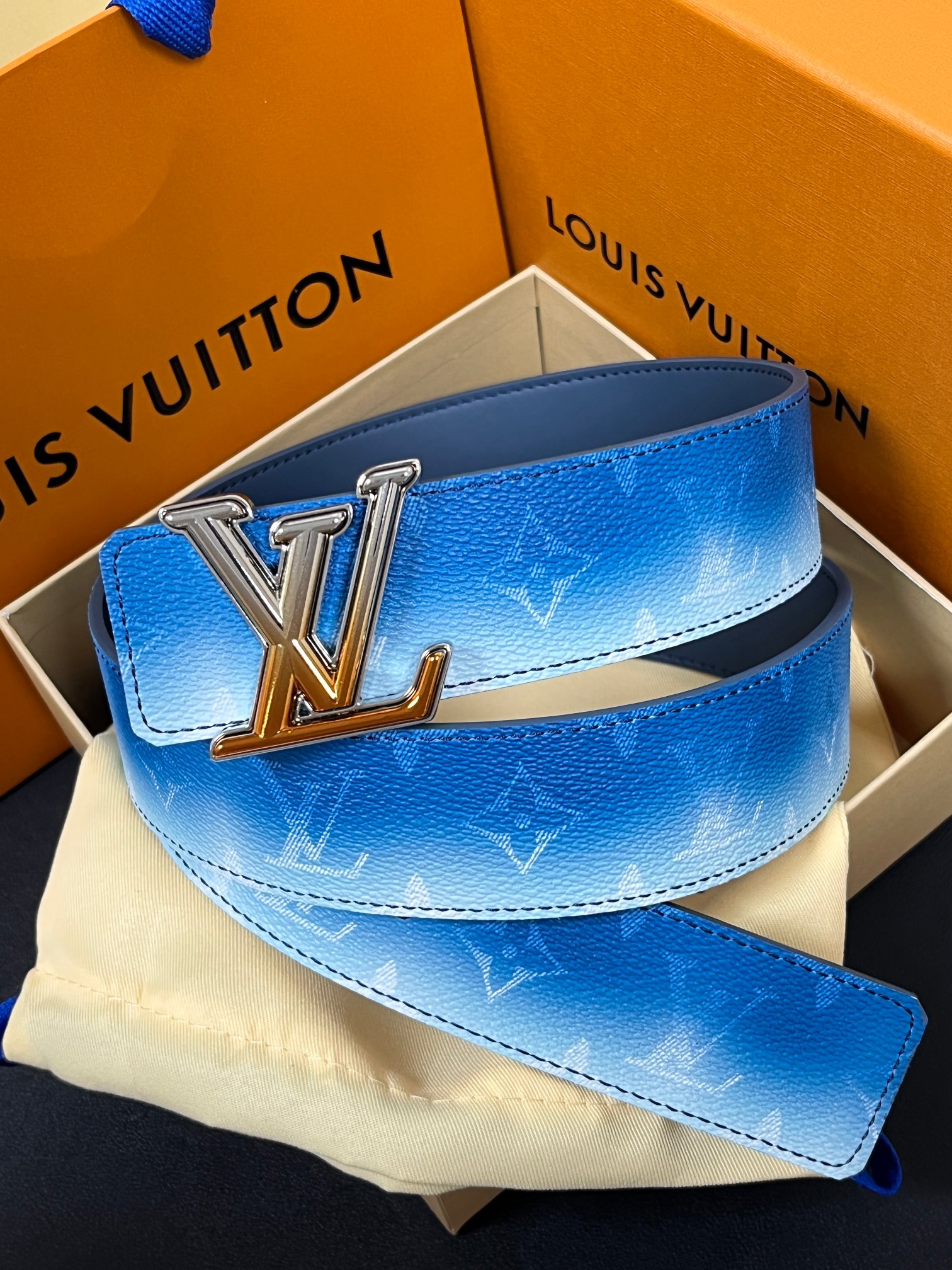 当季新款，双面设计，一腰带两风格- 正面：采用标志性Monogram老花图案，搭配蓝白渐变褪色笔触，灵感