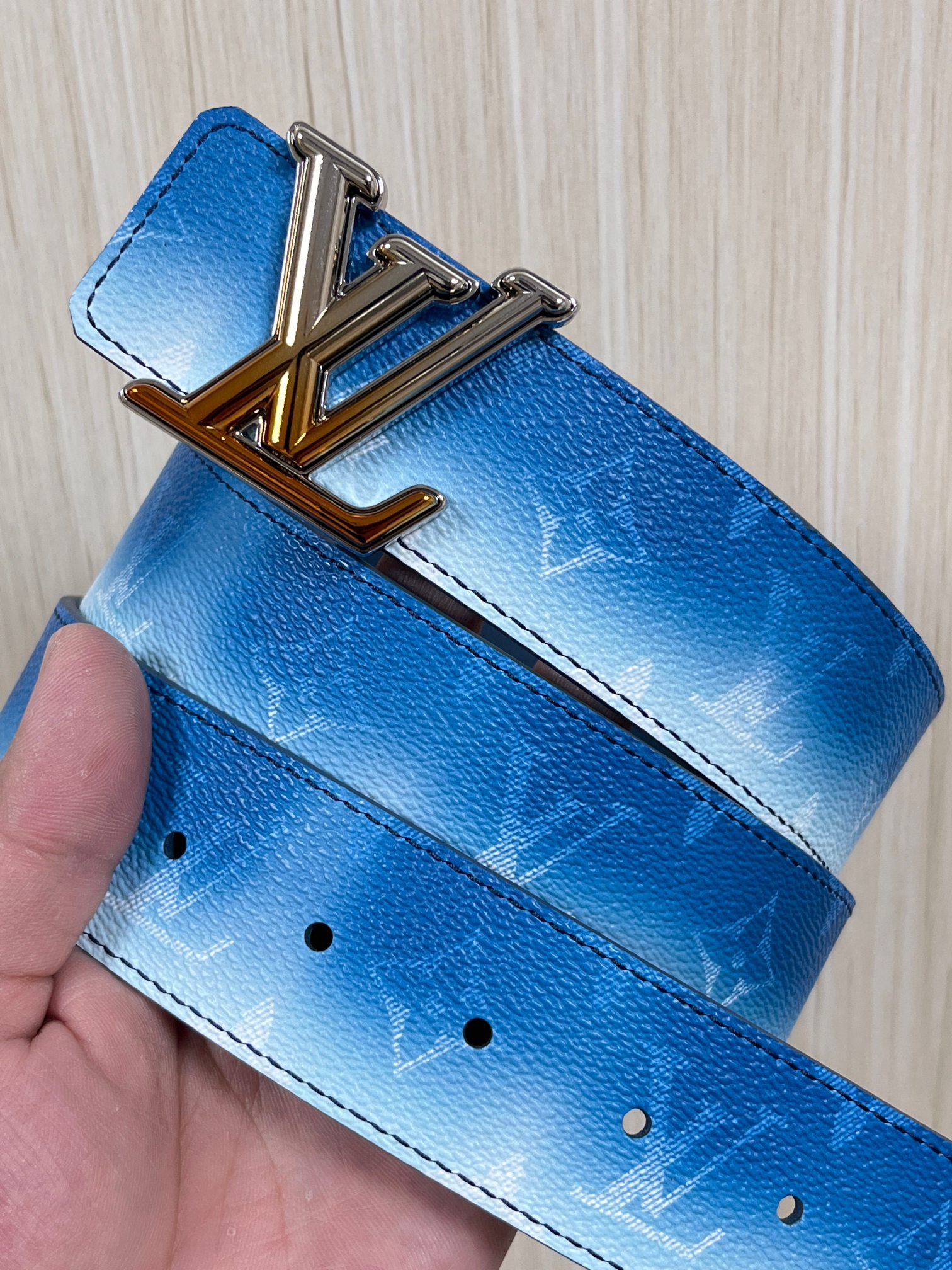 当季新款，双面设计，一腰带两风格- 正面：采用标志性Monogram老花图案，搭配蓝白渐变褪色笔触，灵感