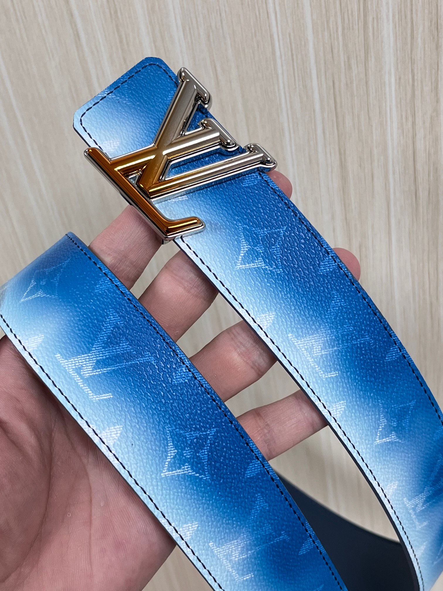 当季新款，双面设计，一腰带两风格- 正面：采用标志性Monogram老花图案，搭配蓝白渐变褪色笔触，灵感