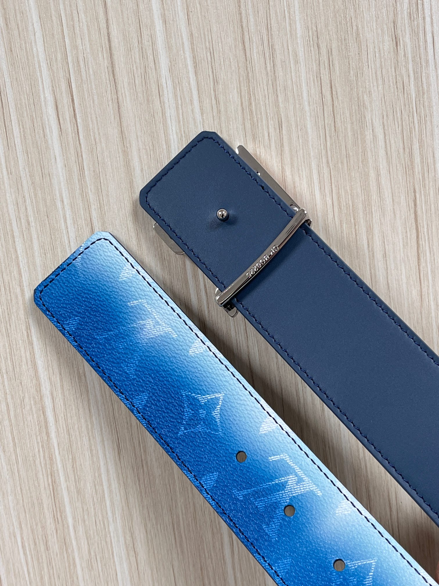 当季新款，双面设计，一腰带两风格- 正面：采用标志性Monogram老花图案，搭配蓝白渐变褪色笔触，灵感