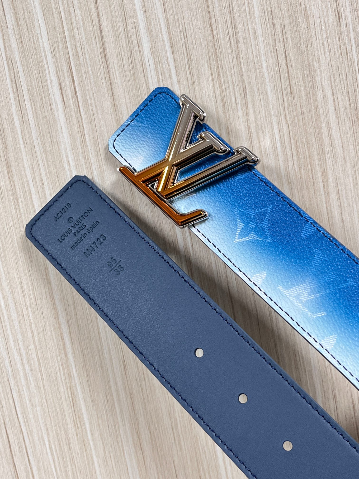 当季新款，双面设计，一腰带两风格- 正面：采用标志性Monogram老花图案，搭配蓝白渐变褪色笔触，灵感