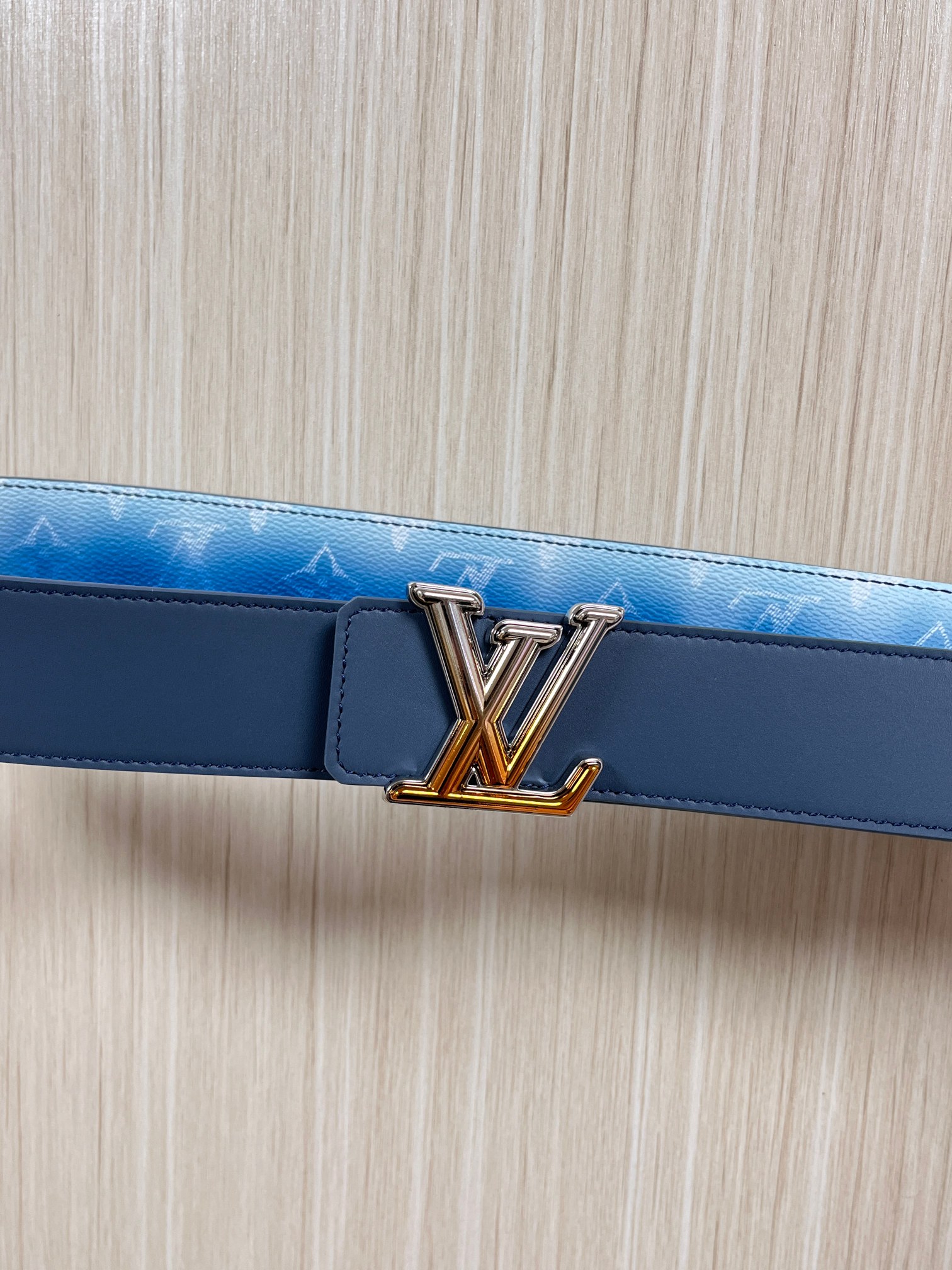 当季新款，双面设计，一腰带两风格- 正面：采用标志性Monogram老花图案，搭配蓝白渐变褪色笔触，灵感