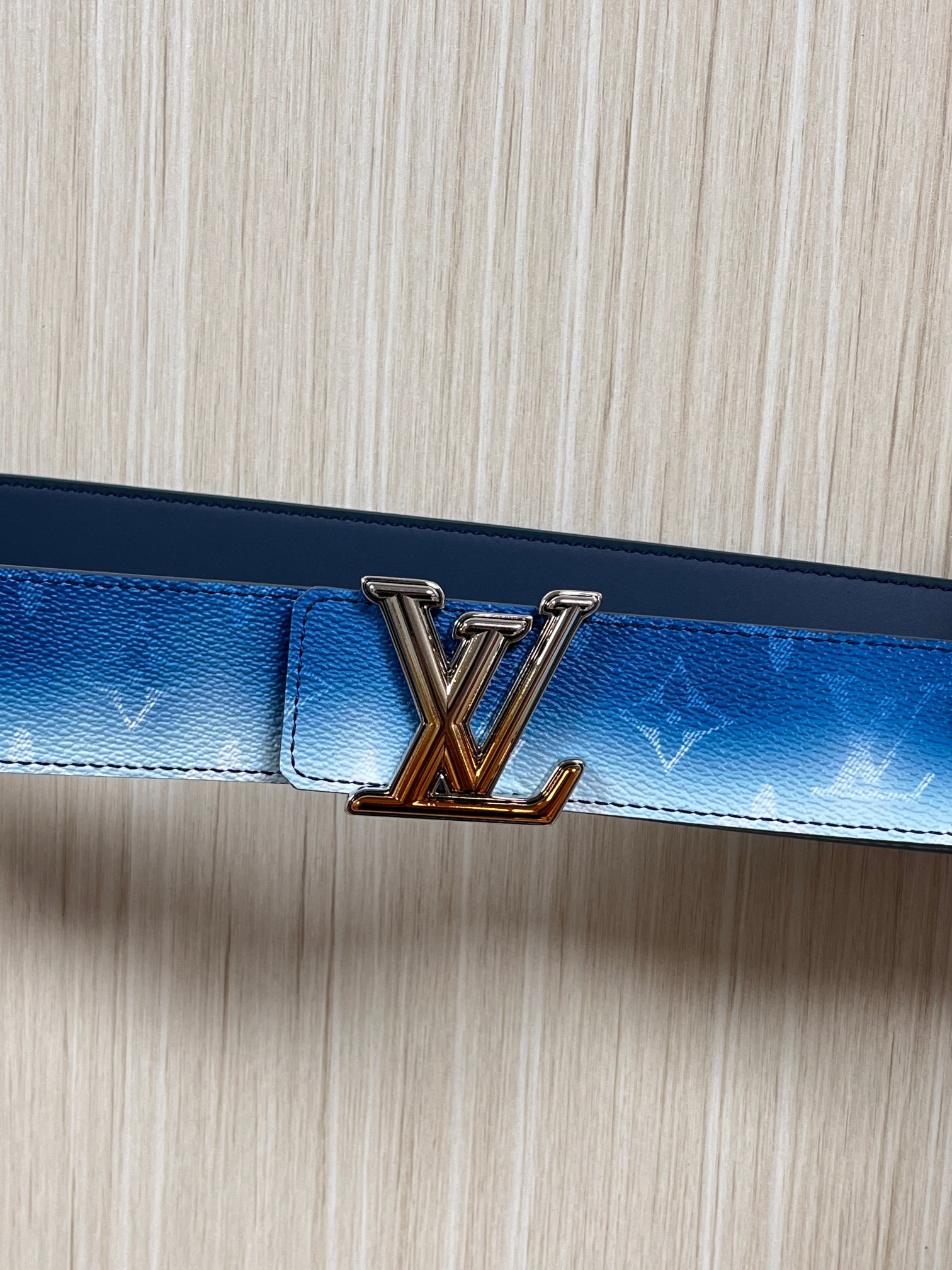 当季新款，双面设计，一腰带两风格- 正面：采用标志性Monogram老花图案，搭配蓝白渐变褪色笔触，灵感