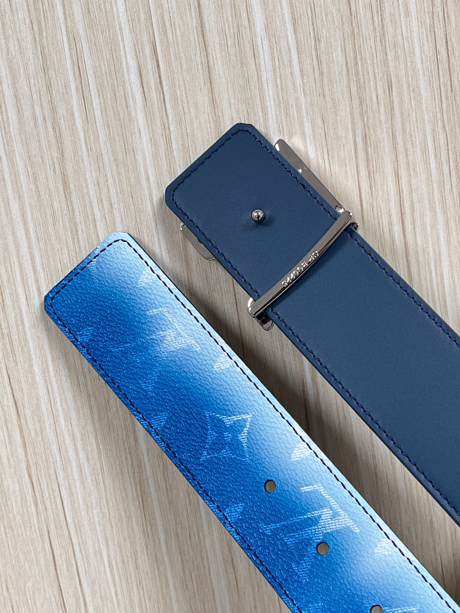 当季新款，双面设计，一腰带两风格- 正面：采用标志性Monogram老花图案，搭配蓝白渐变褪色笔触，灵感