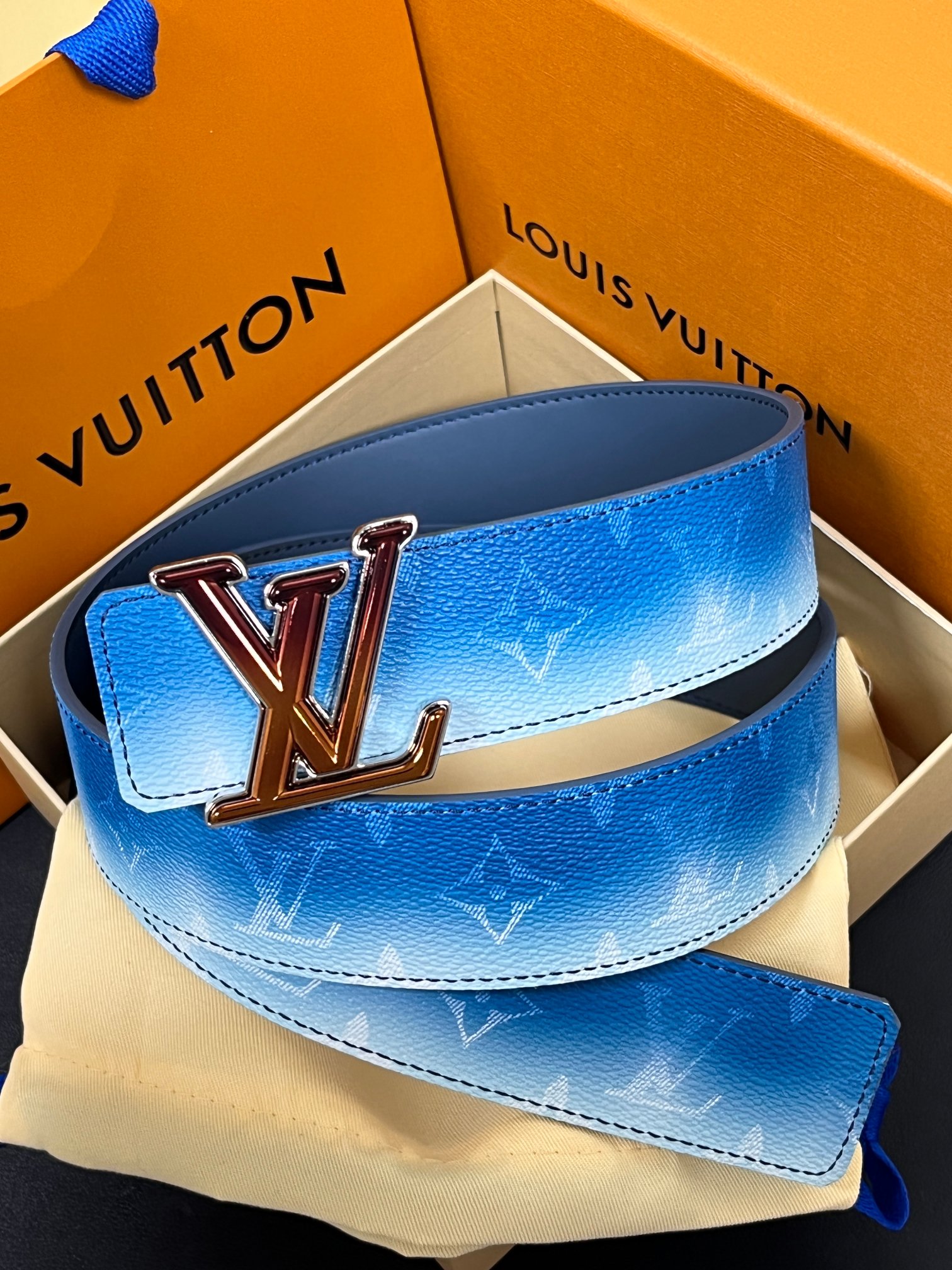 当季新款，双面设计，一腰带两风格- 正面：采用标志性Monogram老花图案，搭配蓝白渐变褪色笔触，灵感