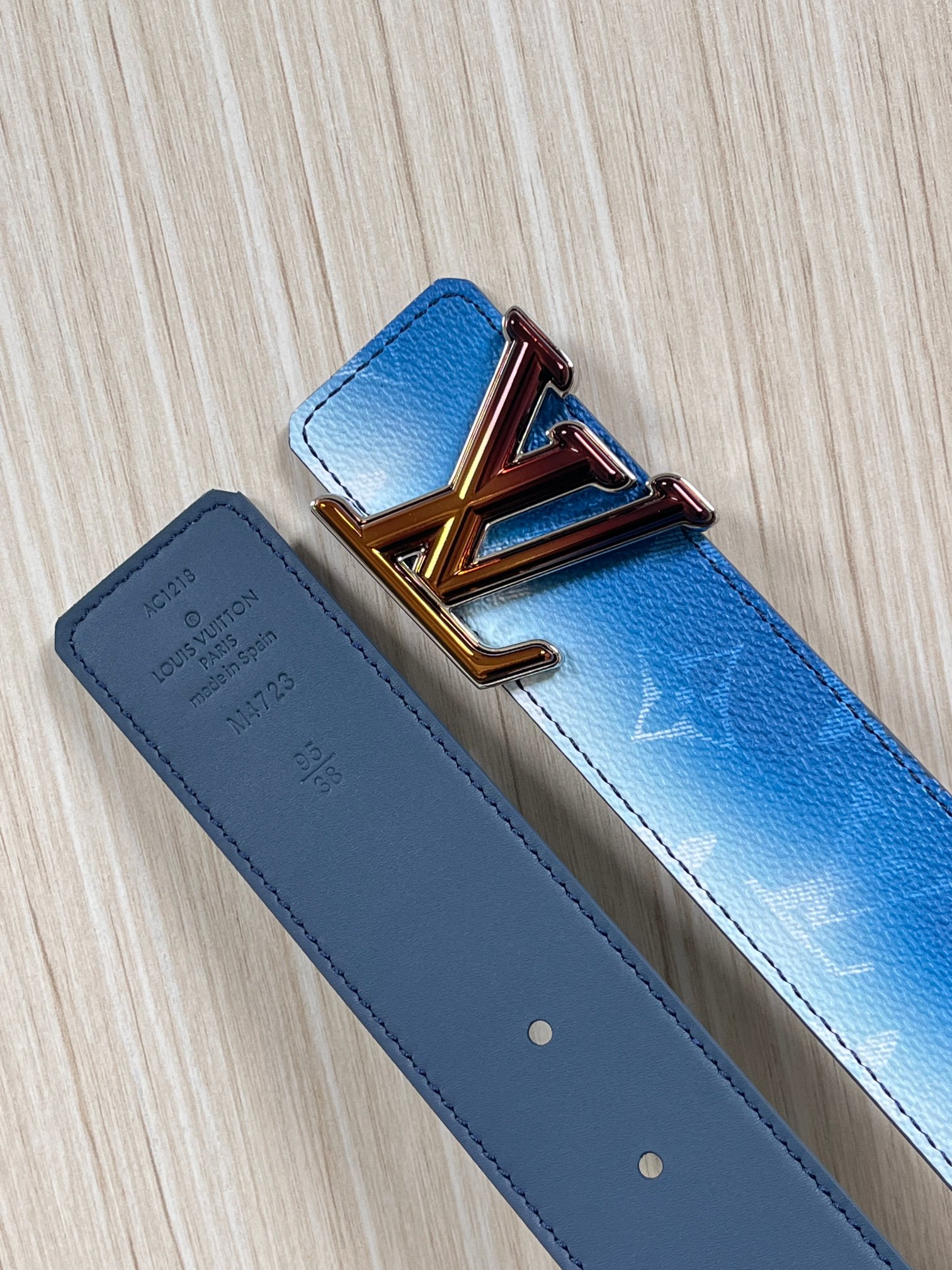 当季新款，双面设计，一腰带两风格- 正面：采用标志性Monogram老花图案，搭配蓝白渐变褪色笔触，灵感