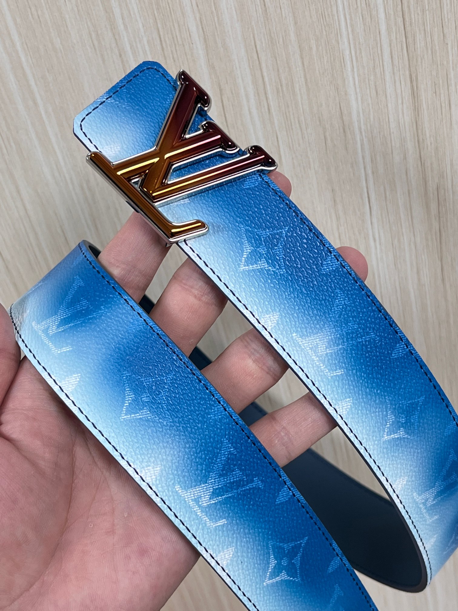 当季新款，双面设计，一腰带两风格- 正面：采用标志性Monogram老花图案，搭配蓝白渐变褪色笔触，灵感