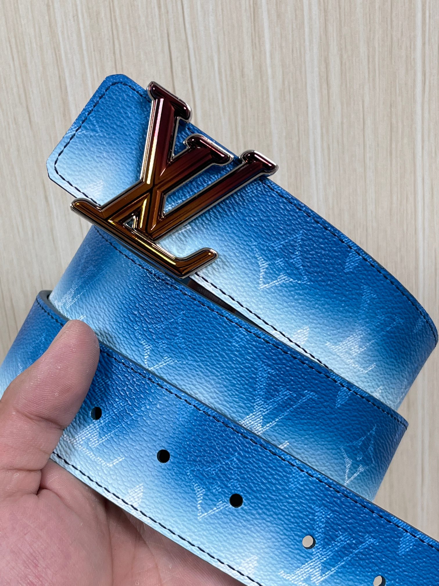 当季新款，双面设计，一腰带两风格- 正面：采用标志性Monogram老花图案，搭配蓝白渐变褪色笔触，灵感