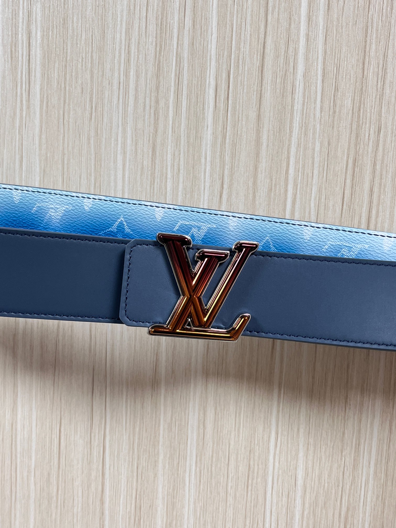 当季新款，双面设计，一腰带两风格- 正面：采用标志性Monogram老花图案，搭配蓝白渐变褪色笔触，灵感