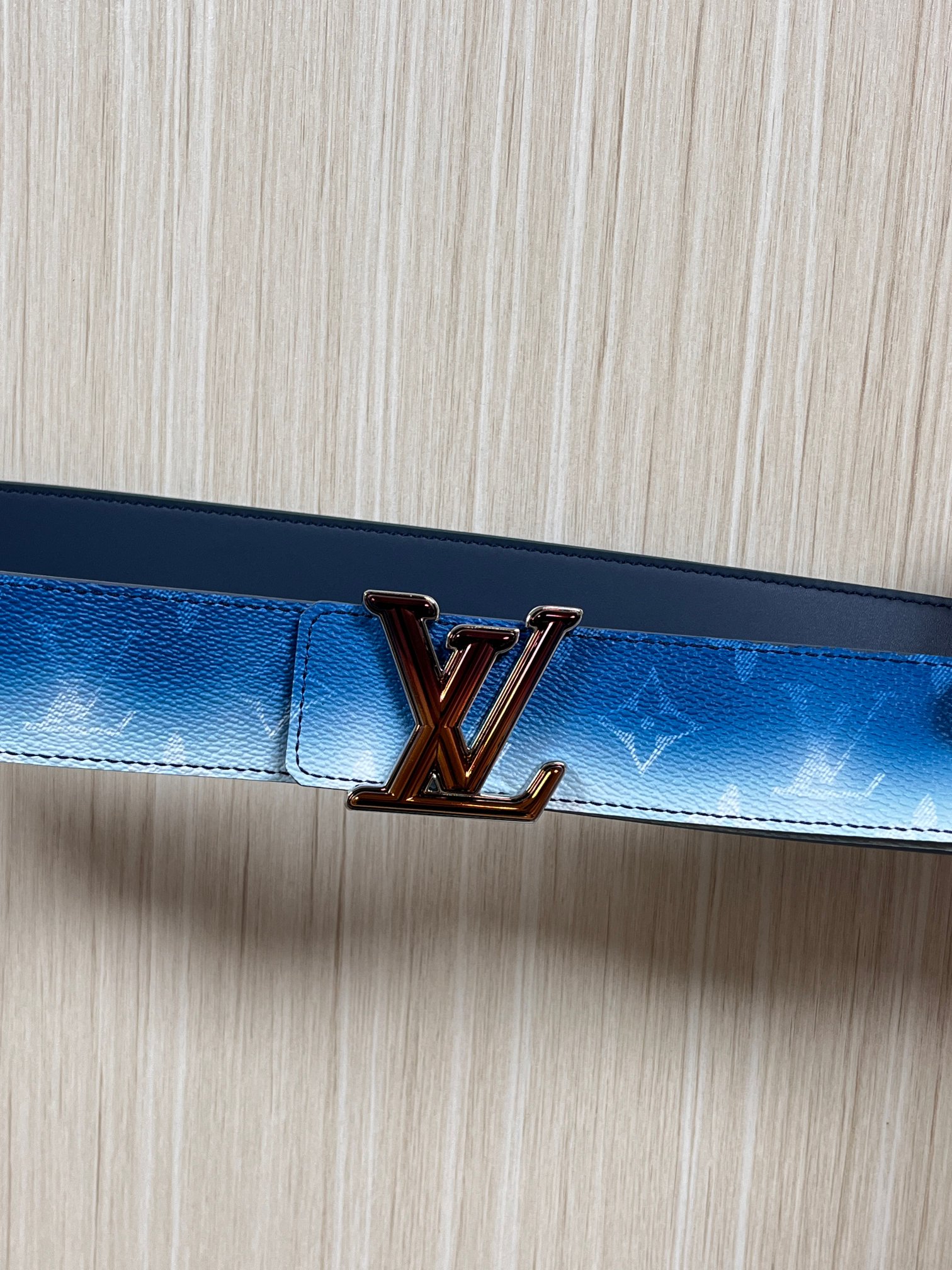 当季新款，双面设计，一腰带两风格- 正面：采用标志性Monogram老花图案，搭配蓝白渐变褪色笔触，灵感