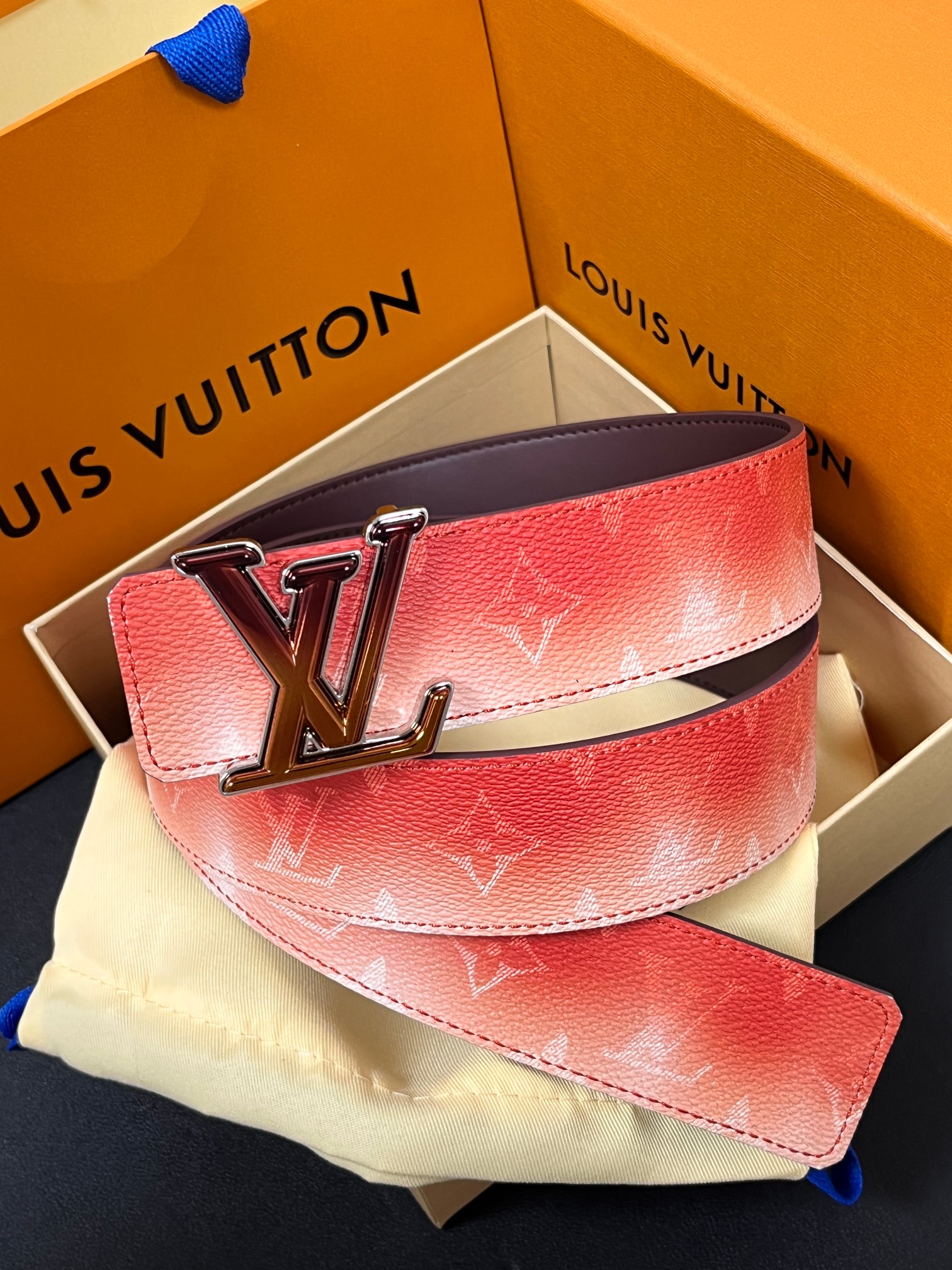 当季新款，双面设计，一腰带两风格- 正面：采用标志性Monogram老花图案，搭配棕褐渐变褪色笔触，灵感