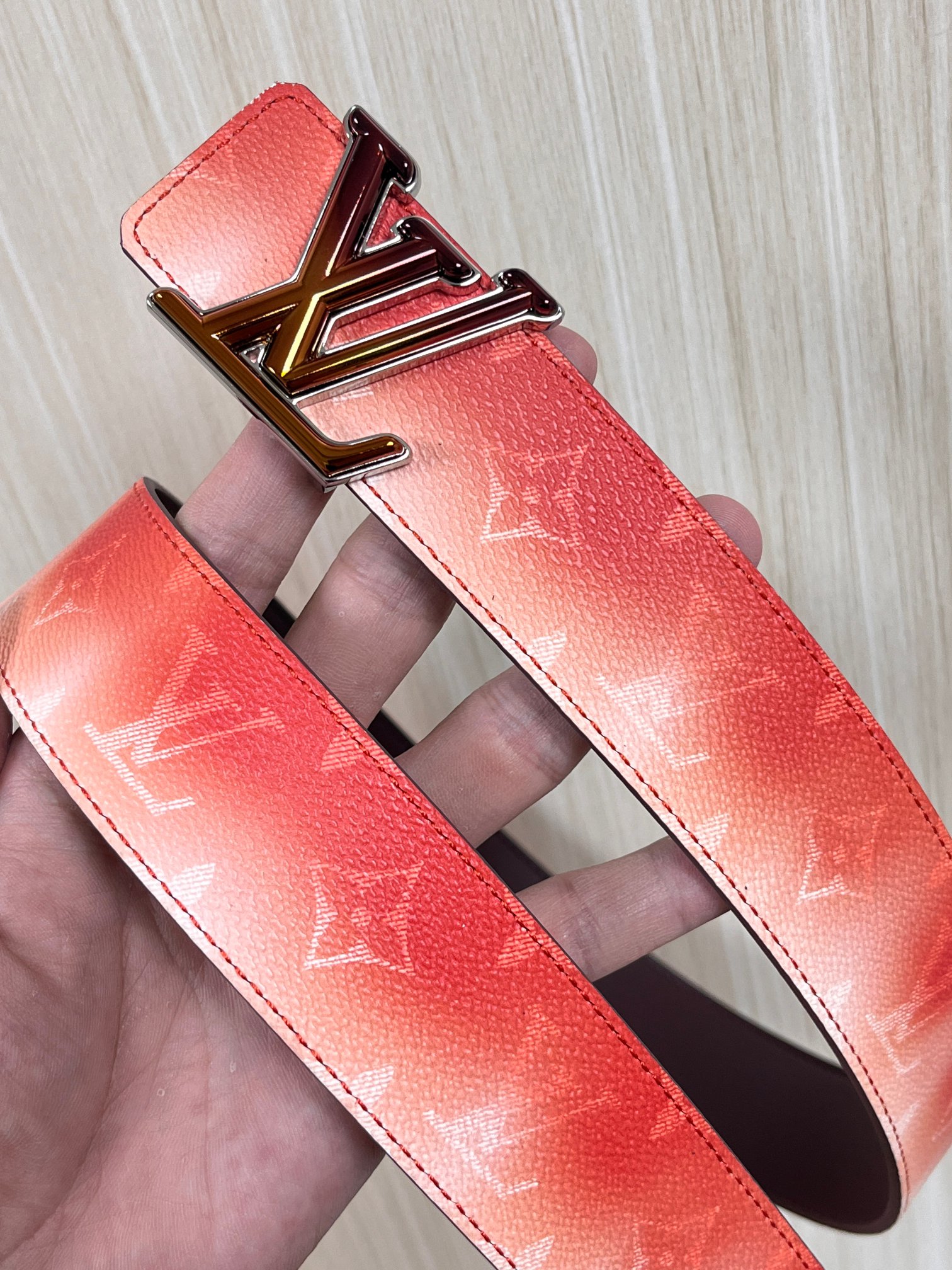 当季新款，双面设计，一腰带两风格- 正面：采用标志性Monogram老花图案，搭配棕褐渐变褪色笔触，灵感