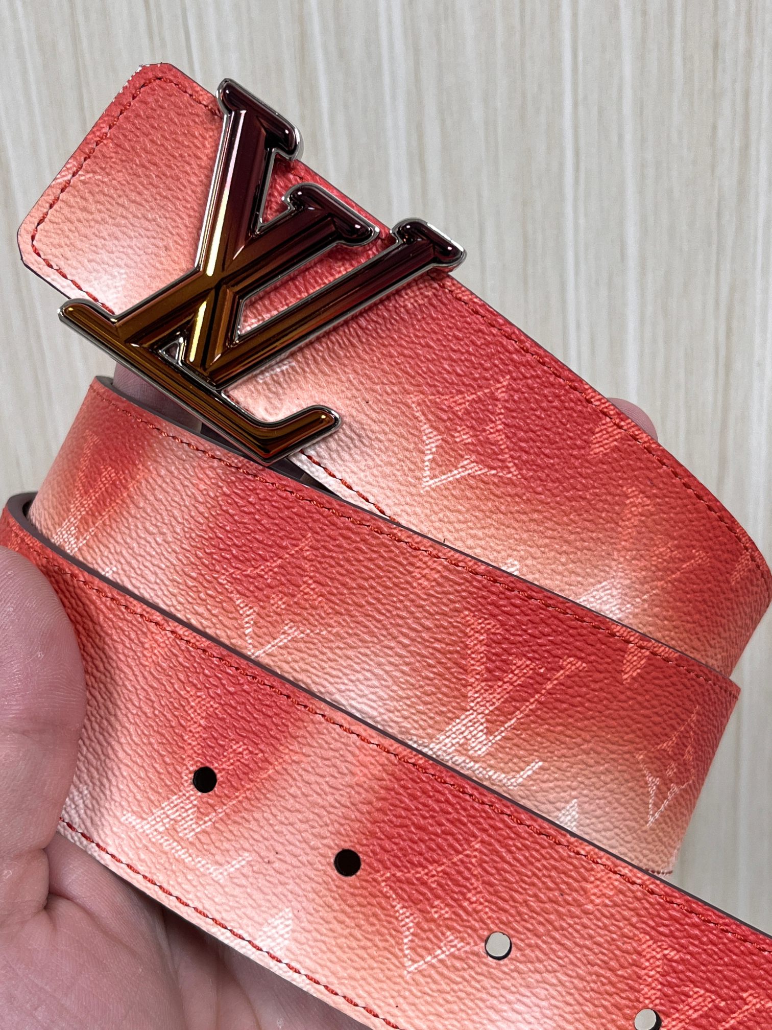 当季新款，双面设计，一腰带两风格- 正面：采用标志性Monogram老花图案，搭配棕褐渐变褪色笔触，灵感