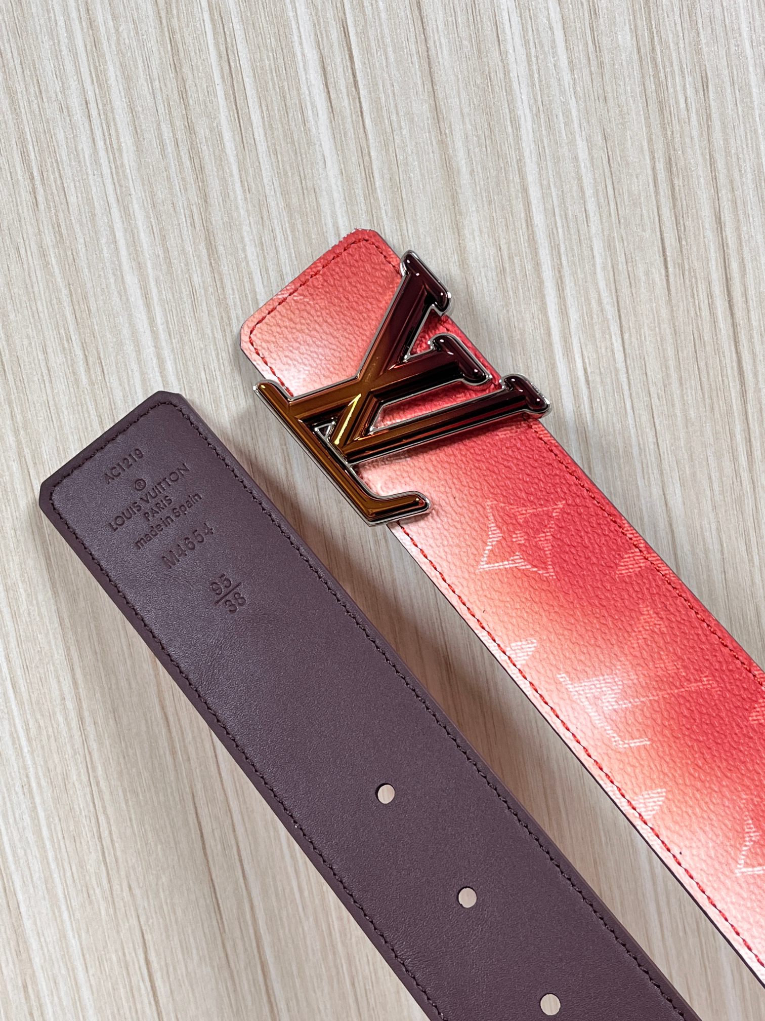 当季新款，双面设计，一腰带两风格- 正面：采用标志性Monogram老花图案，搭配棕褐渐变褪色笔触，灵感