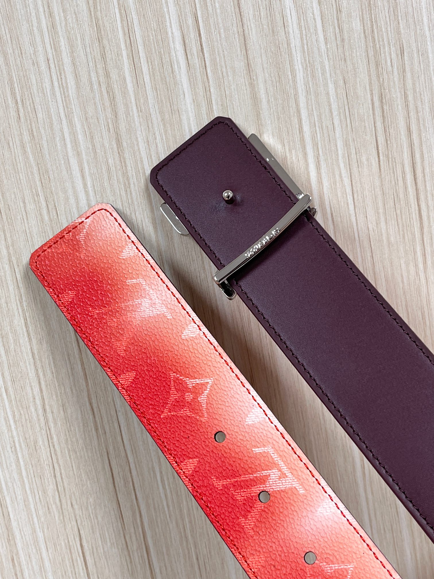 当季新款，双面设计，一腰带两风格- 正面：采用标志性Monogram老花图案，搭配棕褐渐变褪色笔触，灵感