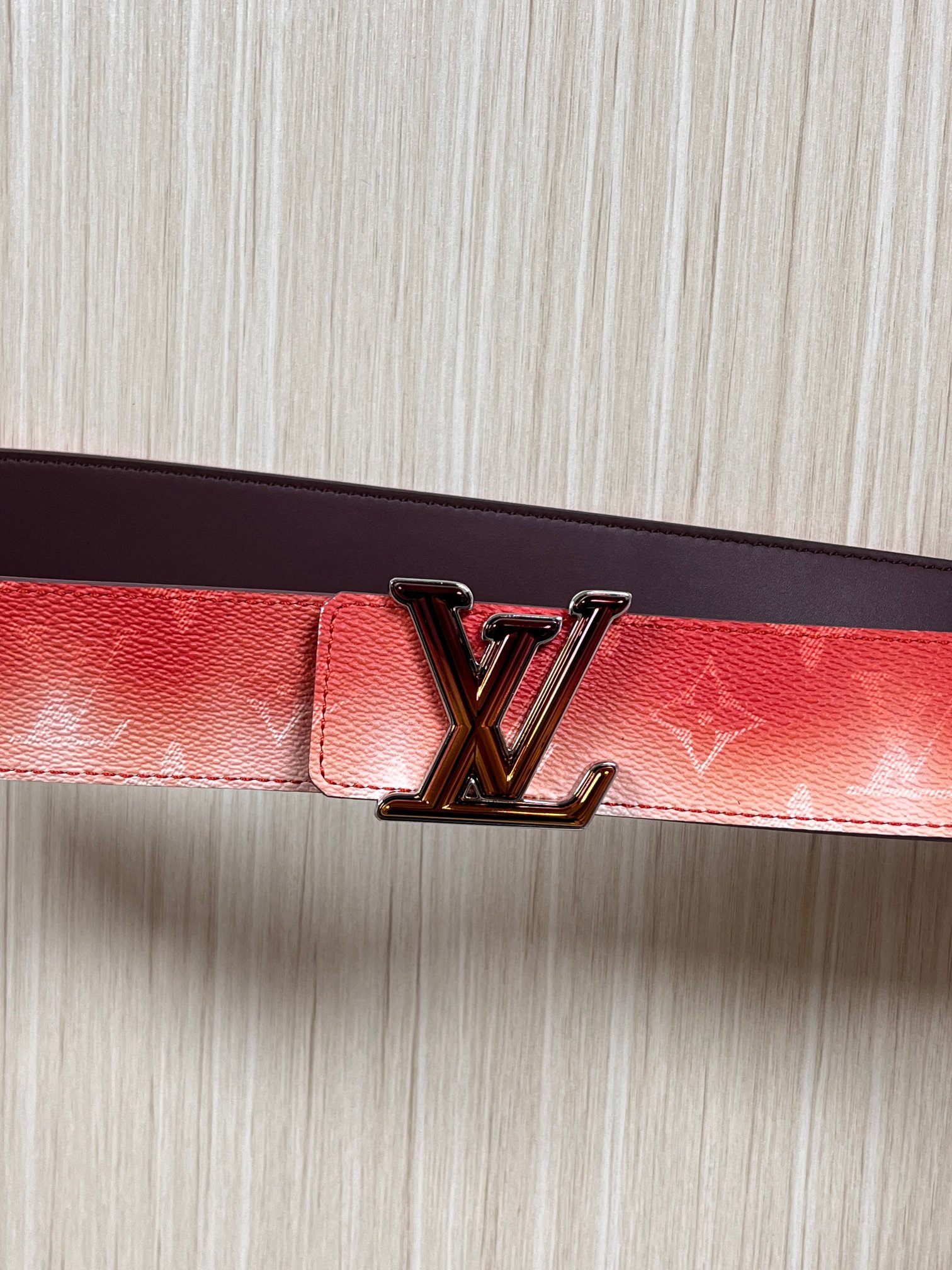 当季新款，双面设计，一腰带两风格- 正面：采用标志性Monogram老花图案，搭配棕褐渐变褪色笔触，灵感