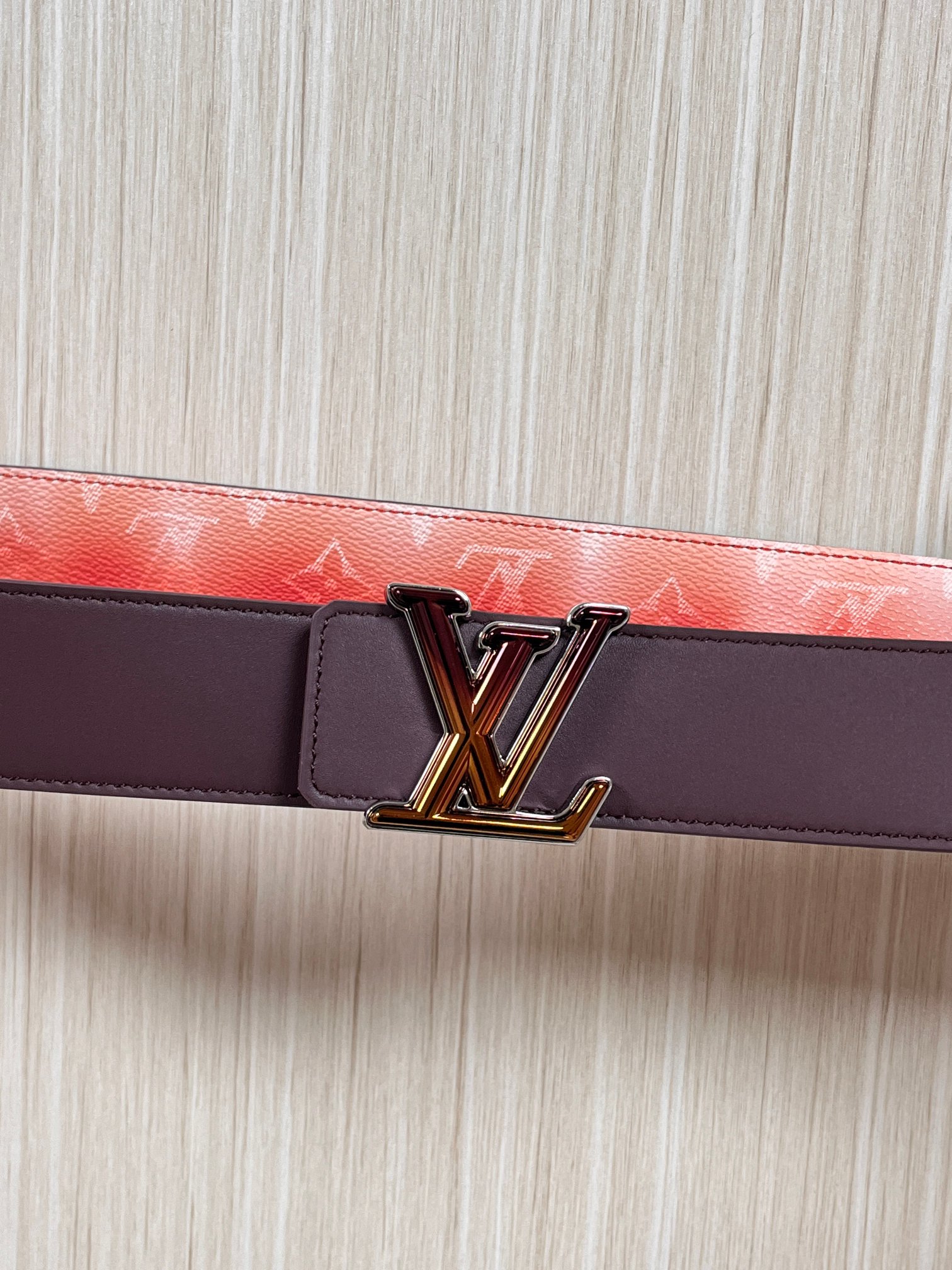 当季新款，双面设计，一腰带两风格- 正面：采用标志性Monogram老花图案，搭配棕褐渐变褪色笔触，灵感