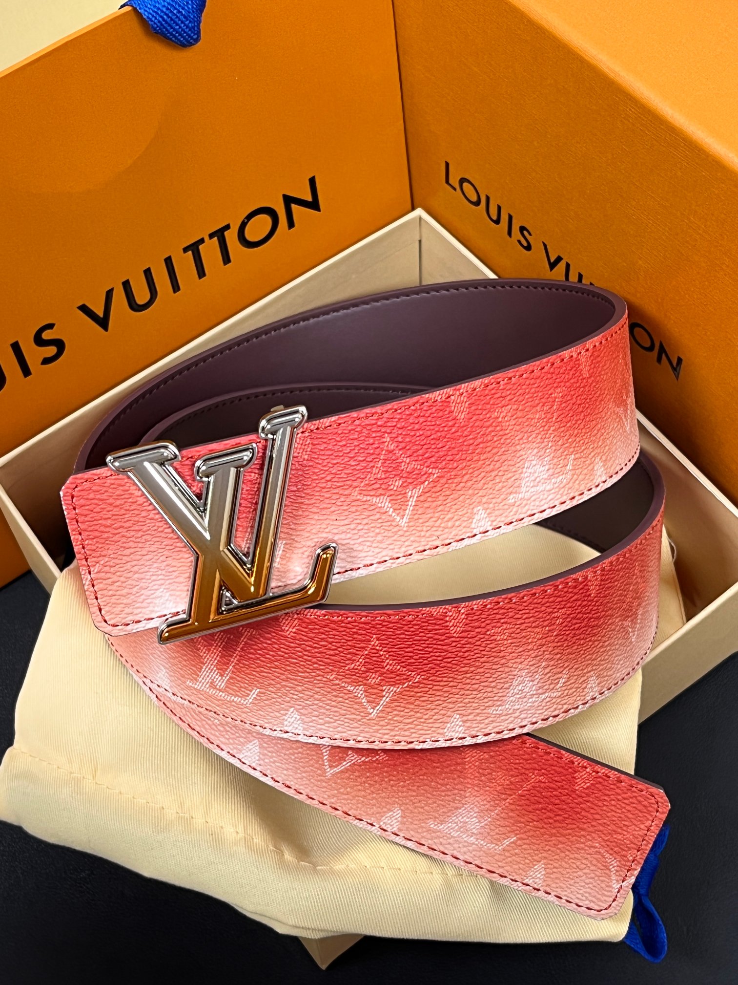 当季新款，双面设计，一腰带两风格- 正面：采用标志性Monogram老花图案，搭配棕褐渐变褪色笔触，灵感