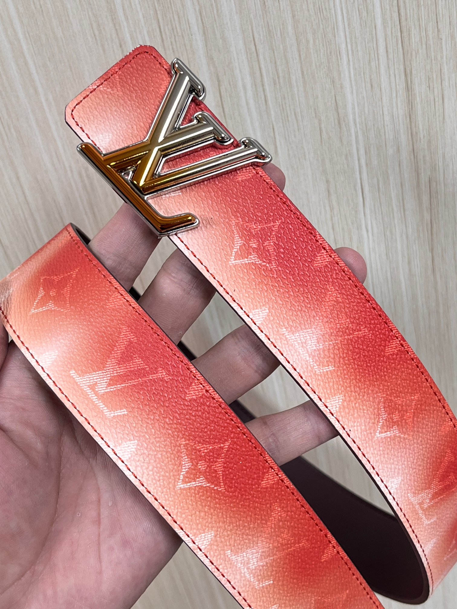 当季新款，双面设计，一腰带两风格- 正面：采用标志性Monogram老花图案，搭配棕褐渐变褪色笔触，灵感