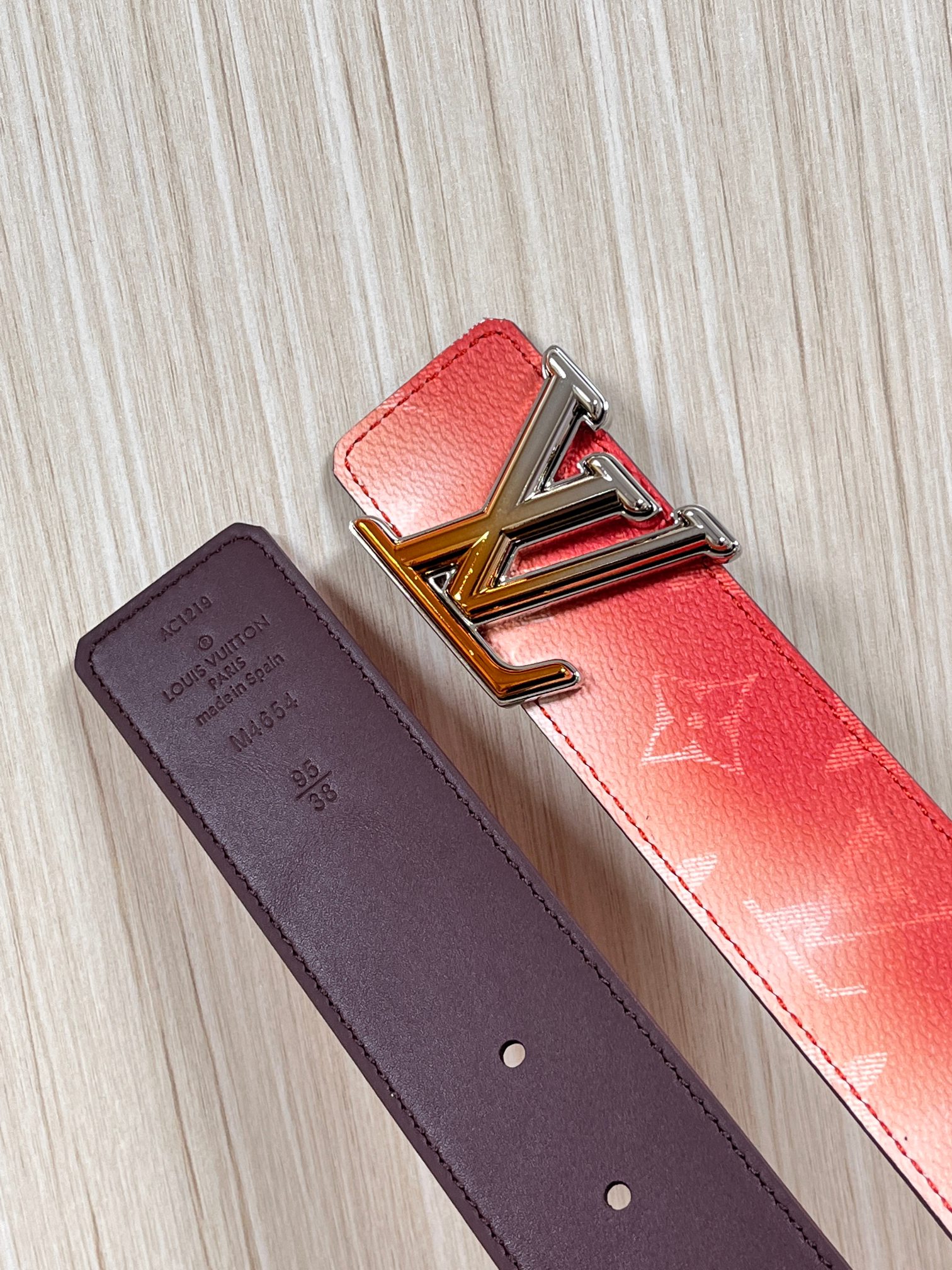 当季新款，双面设计，一腰带两风格- 正面：采用标志性Monogram老花图案，搭配棕褐渐变褪色笔触，灵感