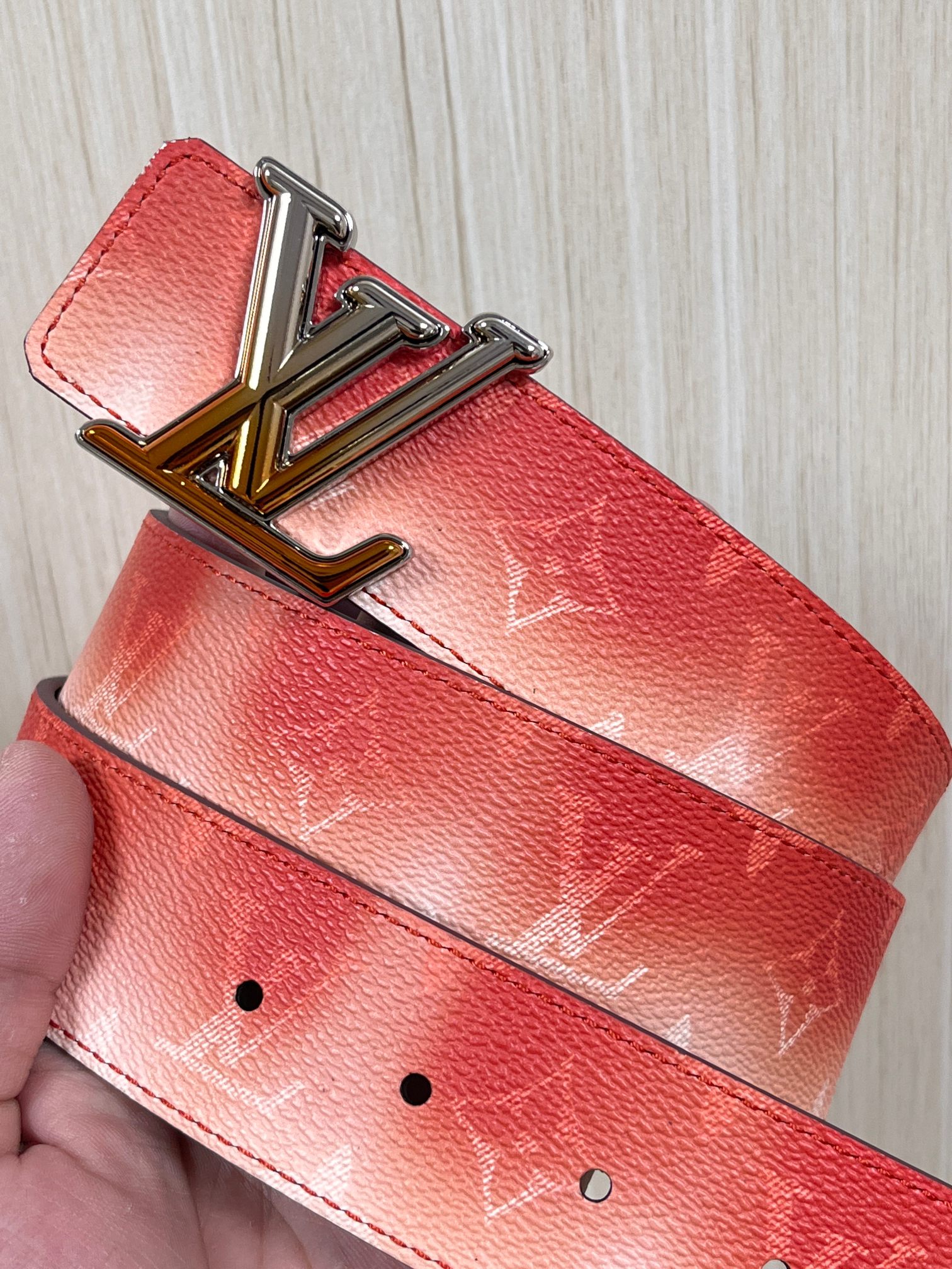 当季新款，双面设计，一腰带两风格- 正面：采用标志性Monogram老花图案，搭配棕褐渐变褪色笔触，灵感