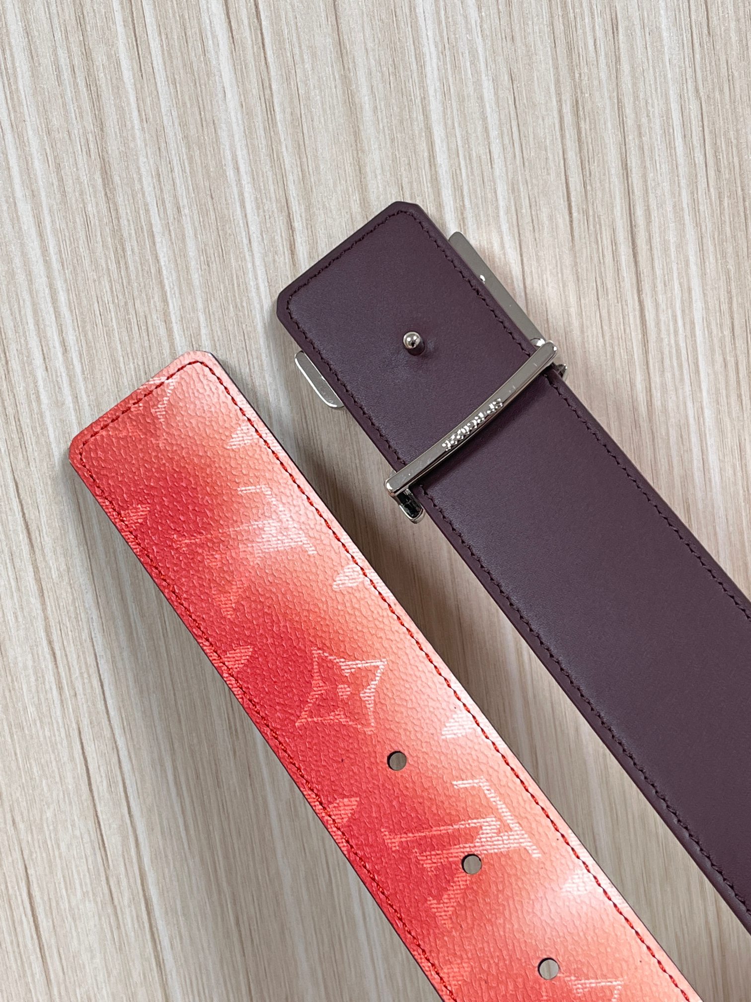 当季新款，双面设计，一腰带两风格- 正面：采用标志性Monogram老花图案，搭配棕褐渐变褪色笔触，灵感