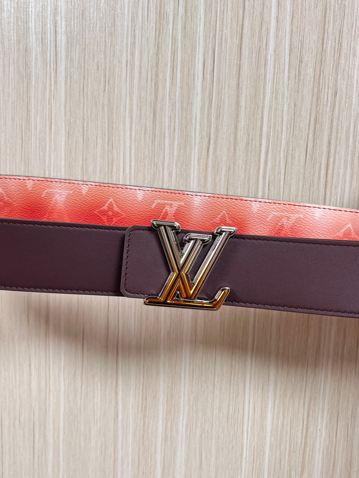 当季新款，双面设计，一腰带两风格- 正面：采用标志性Monogram老花图案，搭配棕褐渐变褪色笔触，灵感