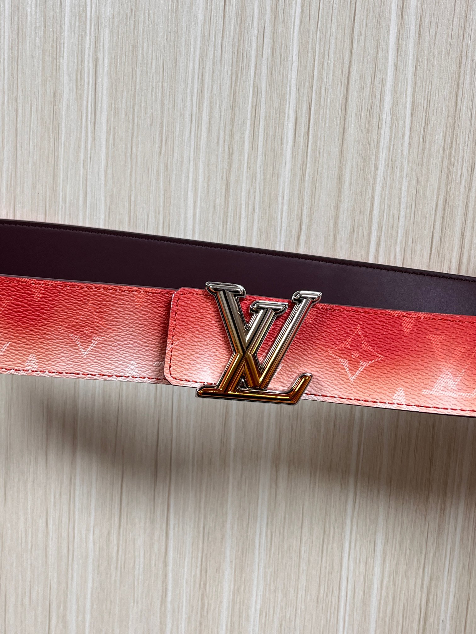 当季新款，双面设计，一腰带两风格- 正面：采用标志性Monogram老花图案，搭配棕褐渐变褪色笔触，灵感