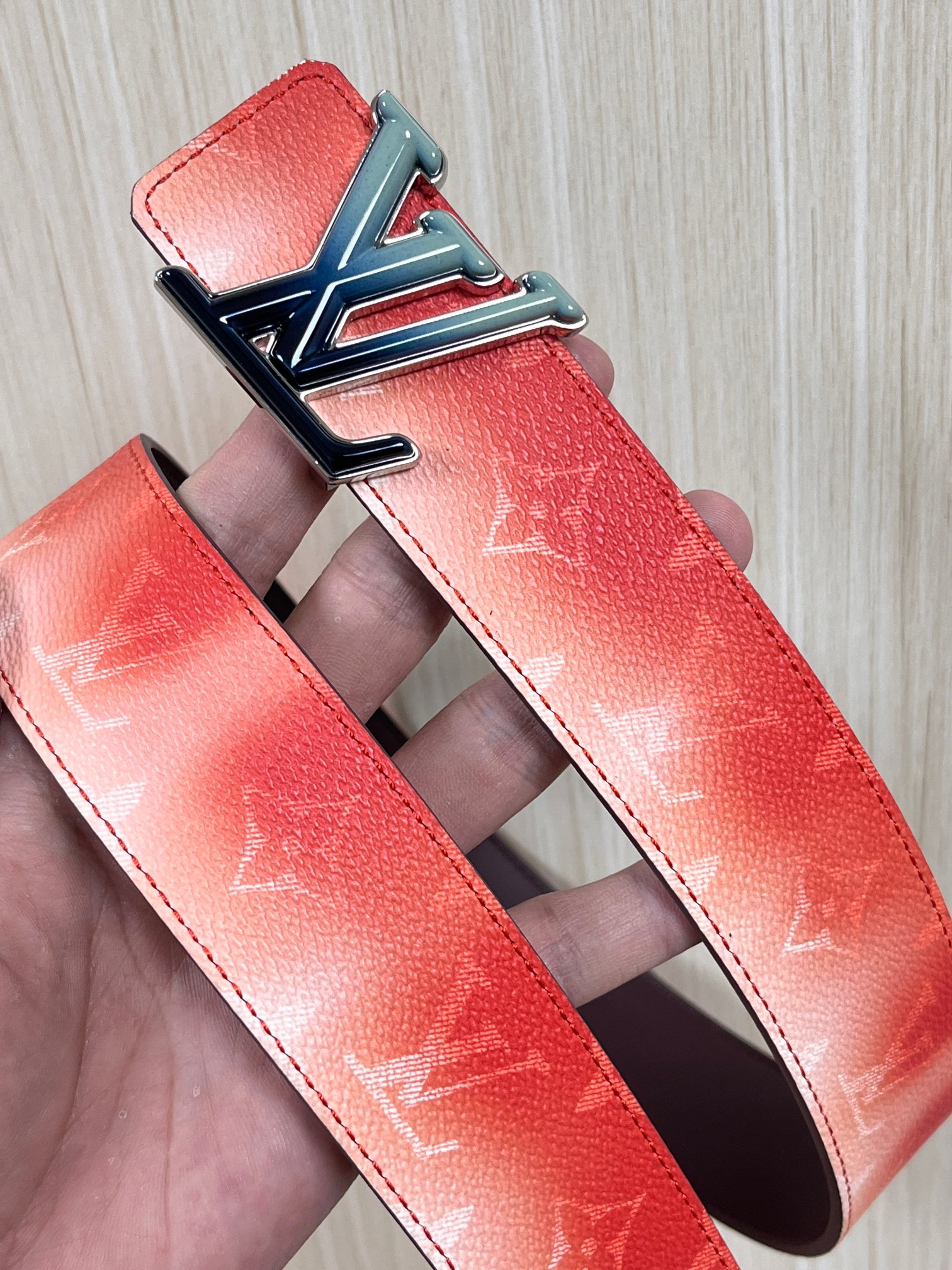 当季新款，双面设计，一腰带两风格- 正面：采用标志性Monogram老花图案，搭配棕褐渐变褪色笔触，灵感