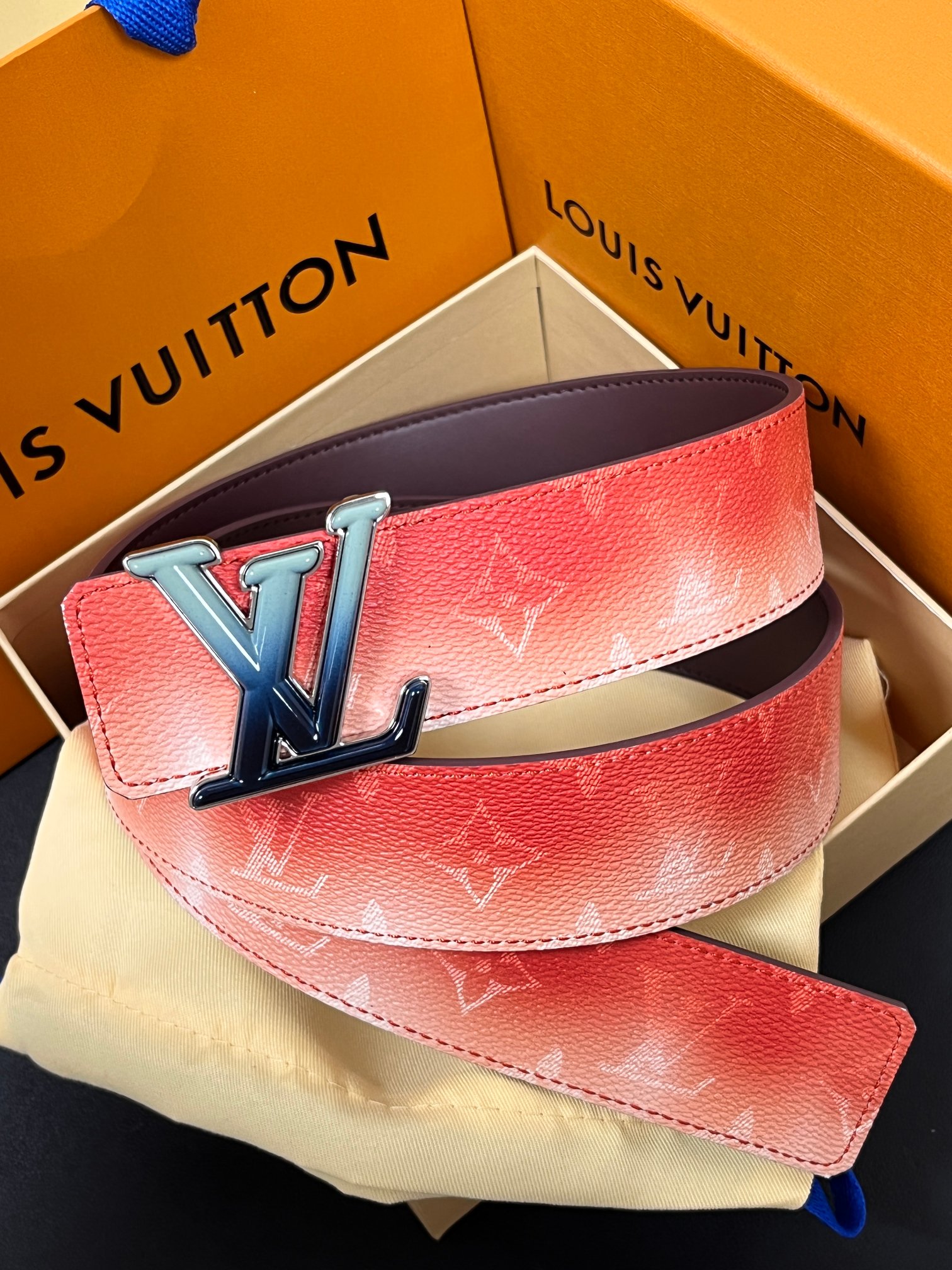 当季新款，双面设计，一腰带两风格- 正面：采用标志性Monogram老花图案，搭配棕褐渐变褪色笔触，灵感