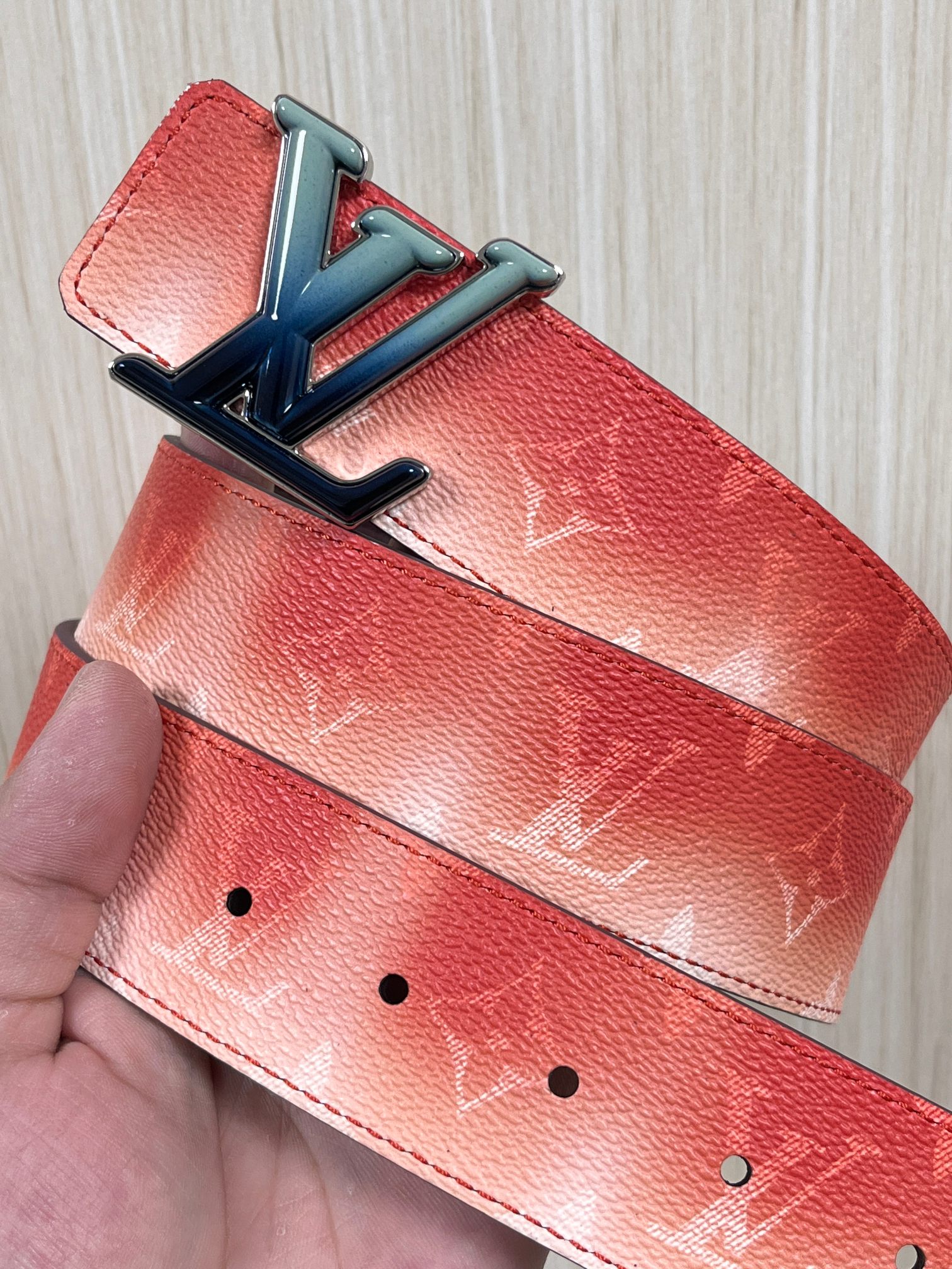 当季新款，双面设计，一腰带两风格- 正面：采用标志性Monogram老花图案，搭配棕褐渐变褪色笔触，灵感