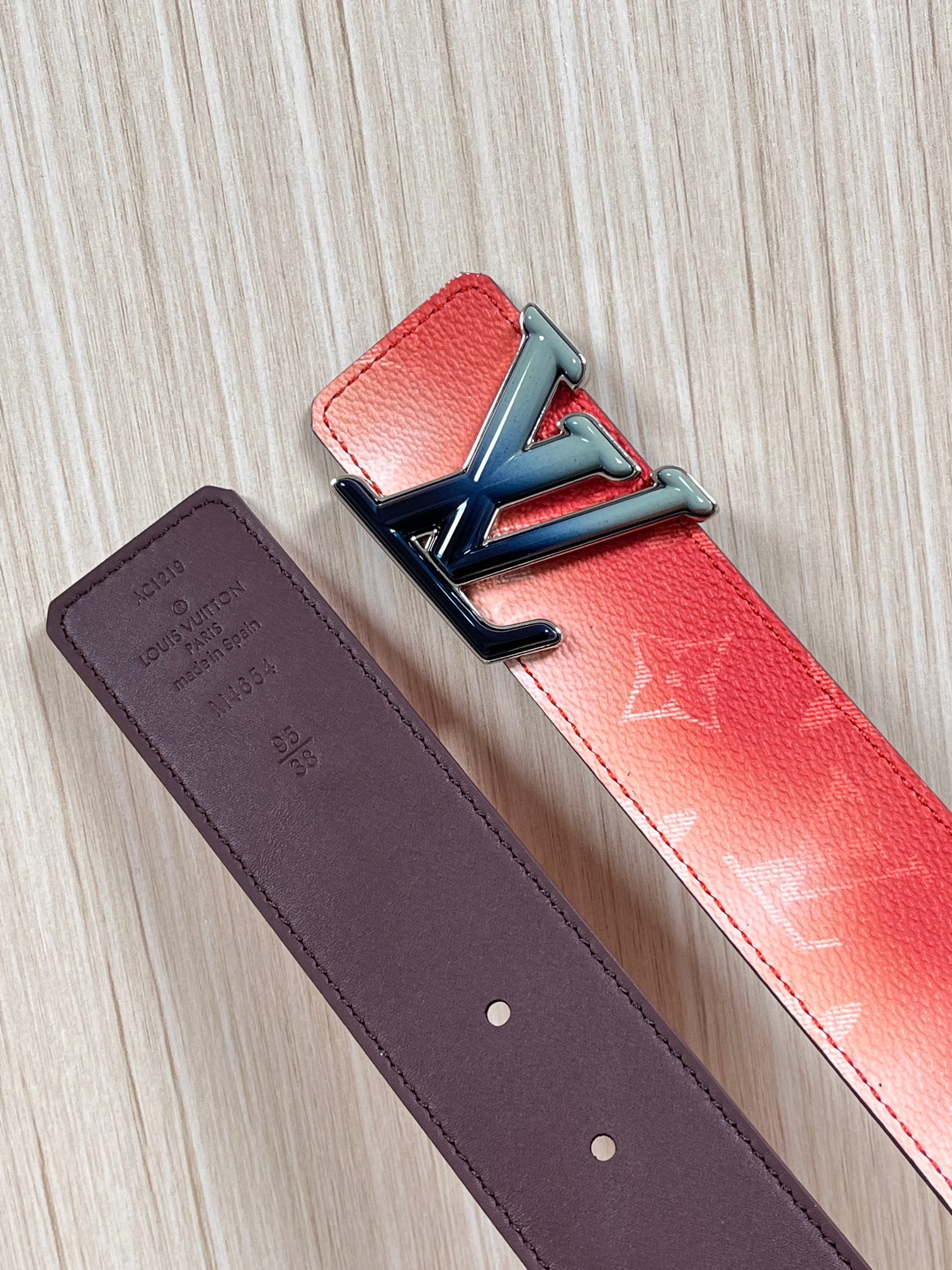 当季新款，双面设计，一腰带两风格- 正面：采用标志性Monogram老花图案，搭配棕褐渐变褪色笔触，灵感