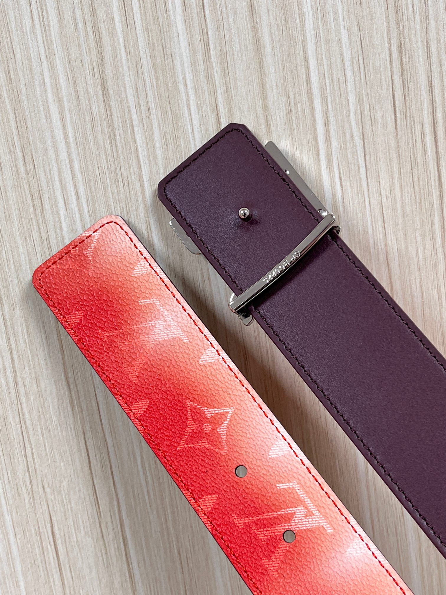 当季新款，双面设计，一腰带两风格- 正面：采用标志性Monogram老花图案，搭配棕褐渐变褪色笔触，灵感