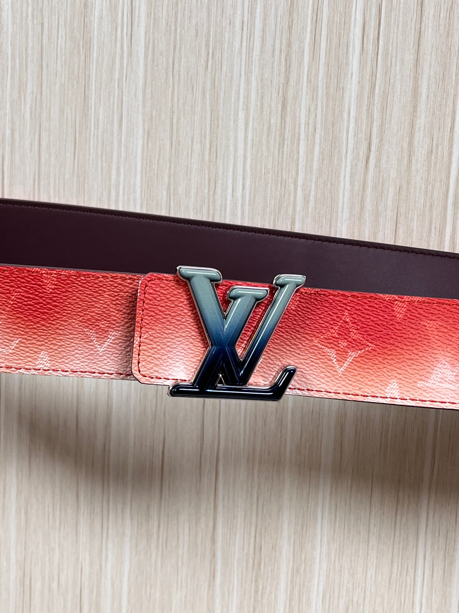 当季新款，双面设计，一腰带两风格- 正面：采用标志性Monogram老花图案，搭配棕褐渐变褪色笔触，灵感