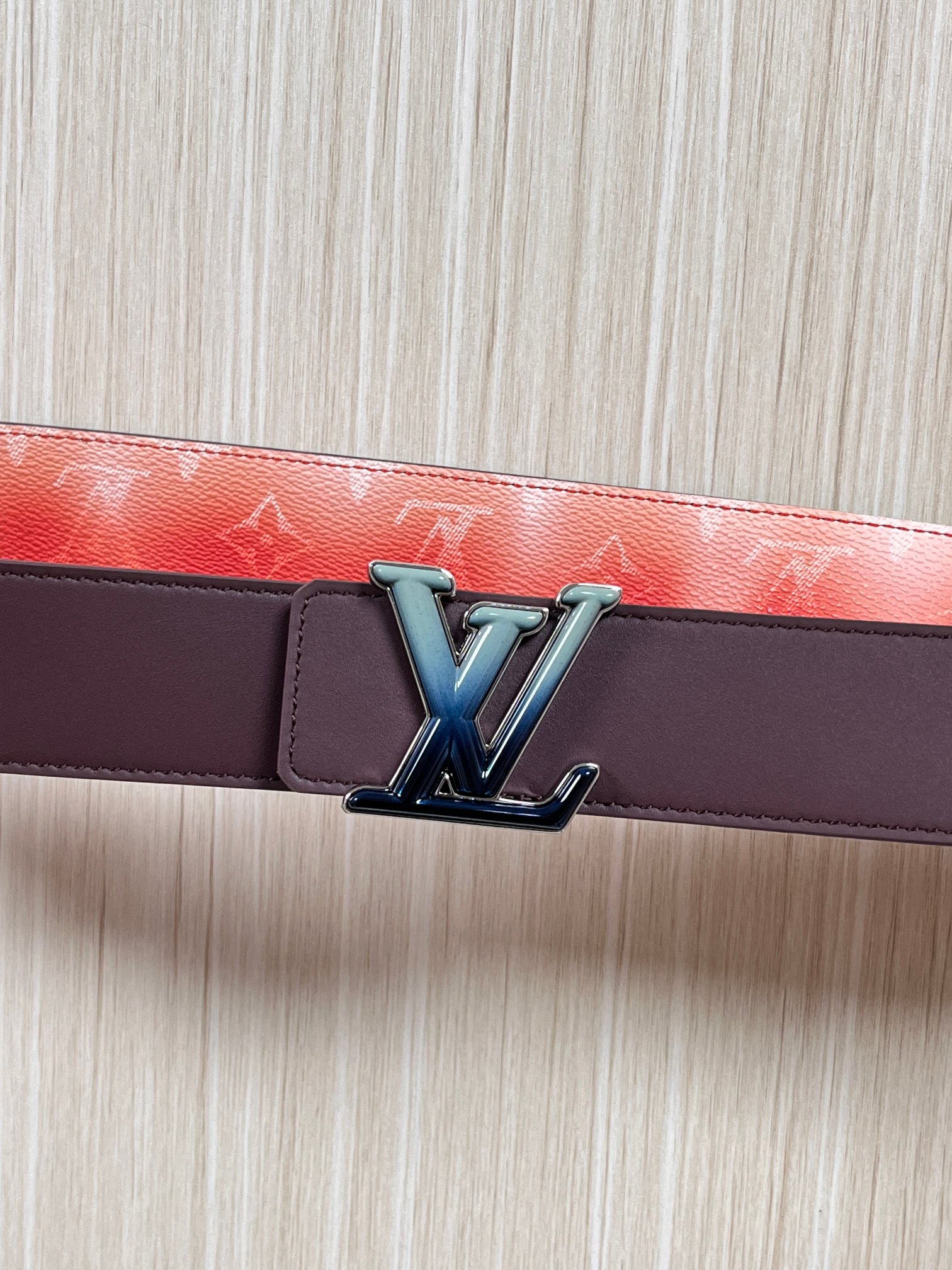 当季新款，双面设计，一腰带两风格- 正面：采用标志性Monogram老花图案，搭配棕褐渐变褪色笔触，灵感