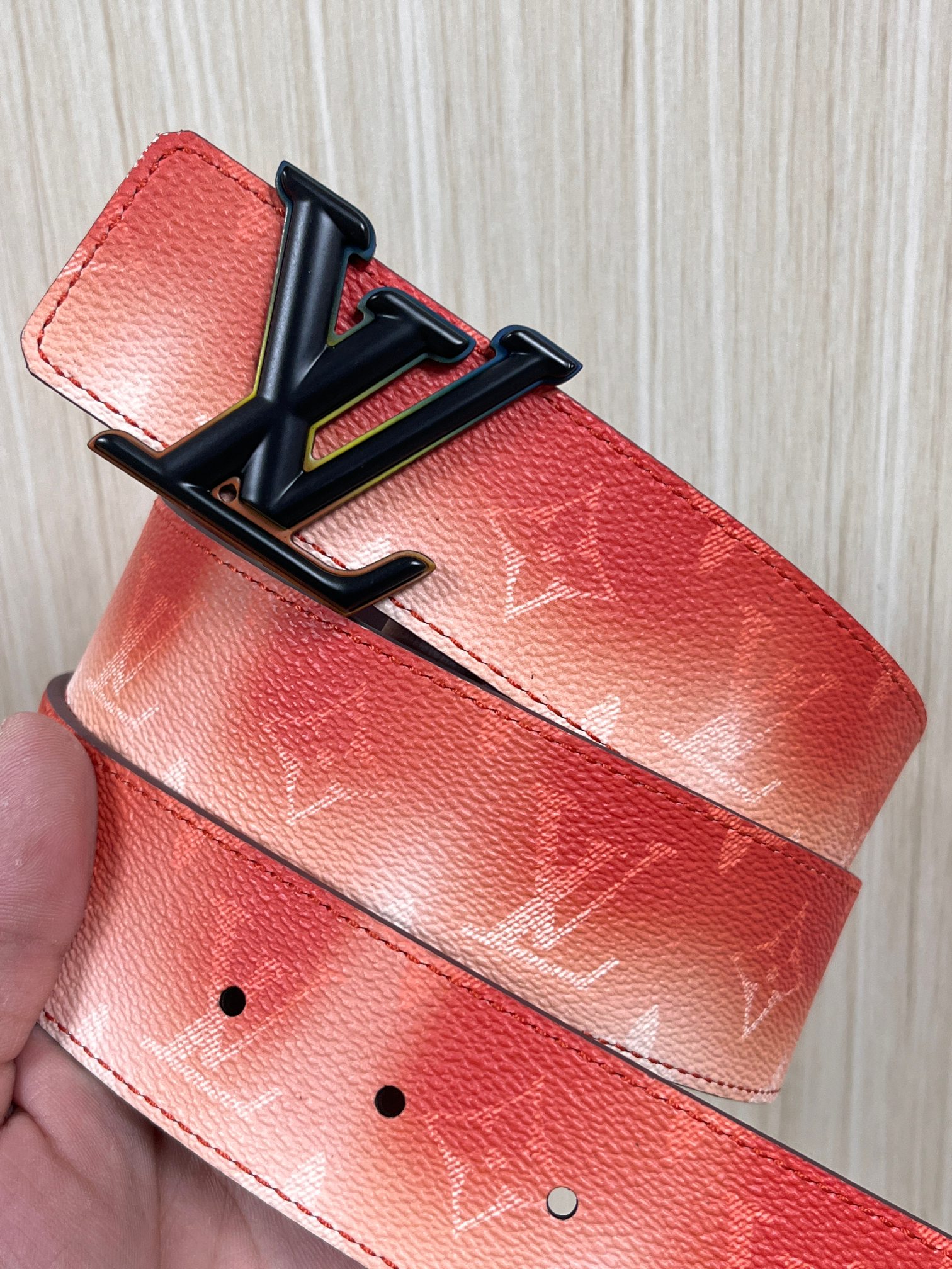 当季新款，双面设计，一腰带两风格- 正面：采用标志性Monogram老花图案，搭配棕褐渐变褪色笔触，灵感