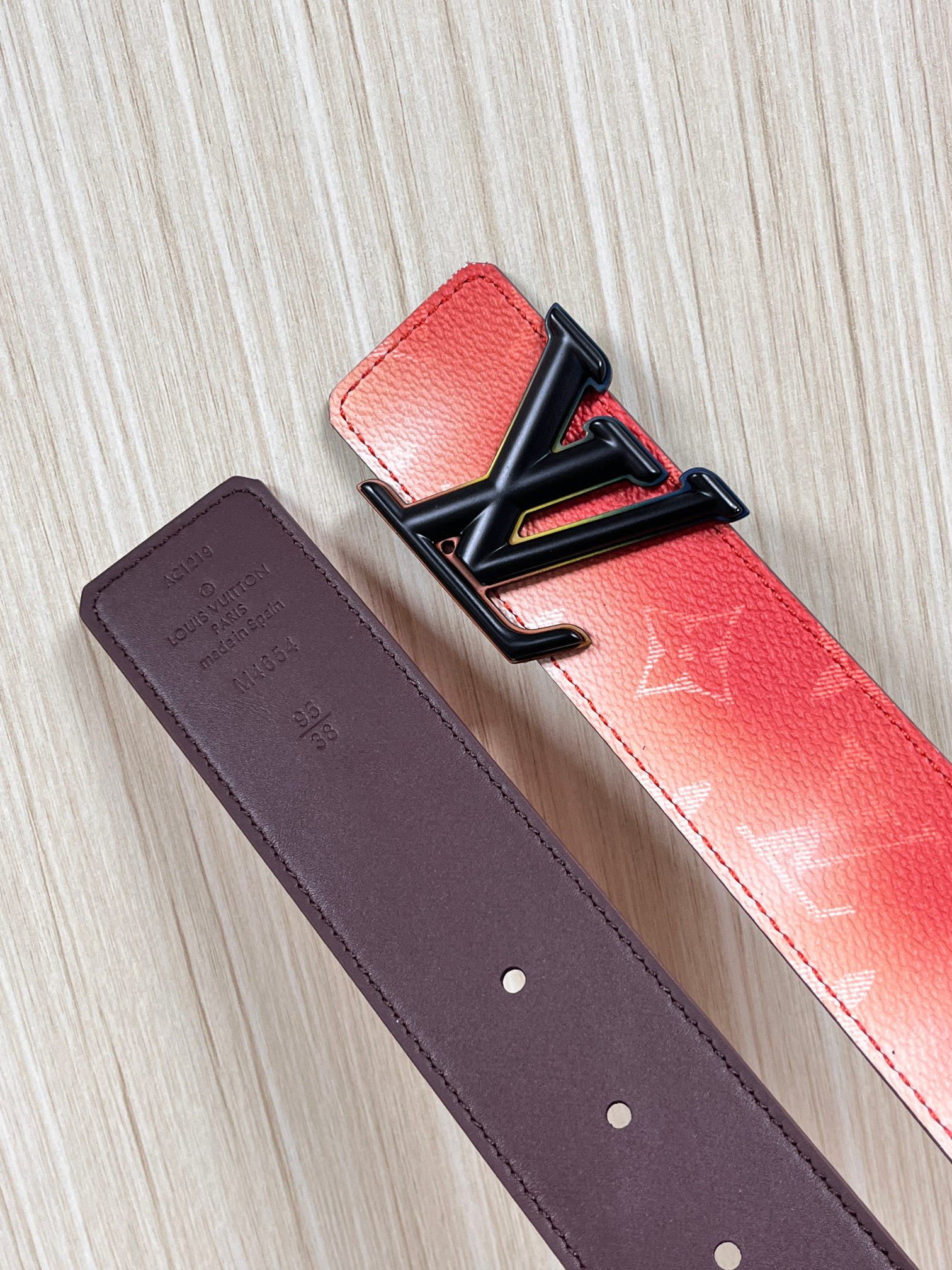 当季新款，双面设计，一腰带两风格- 正面：采用标志性Monogram老花图案，搭配棕褐渐变褪色笔触，灵感