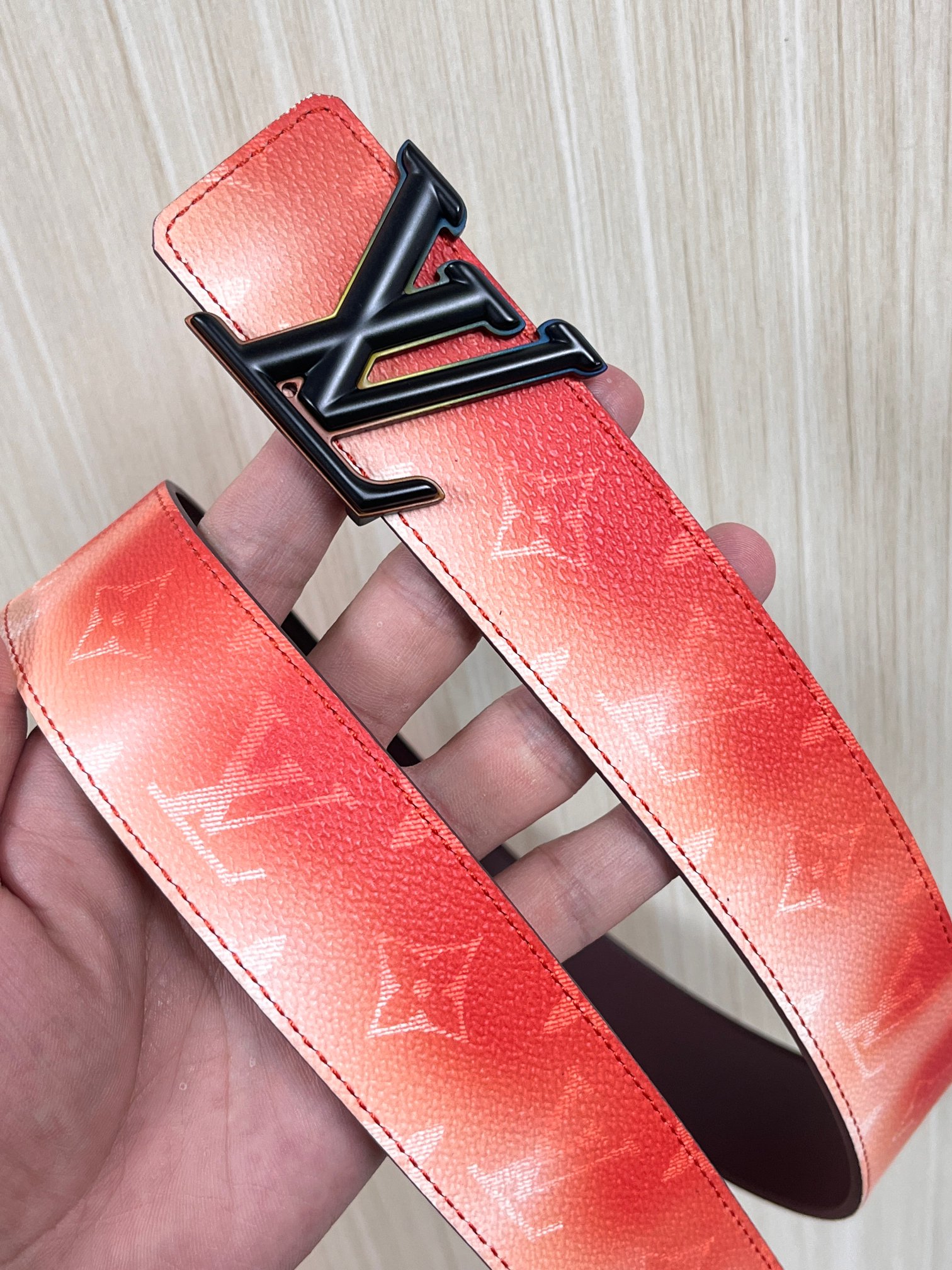 当季新款，双面设计，一腰带两风格- 正面：采用标志性Monogram老花图案，搭配棕褐渐变褪色笔触，灵感