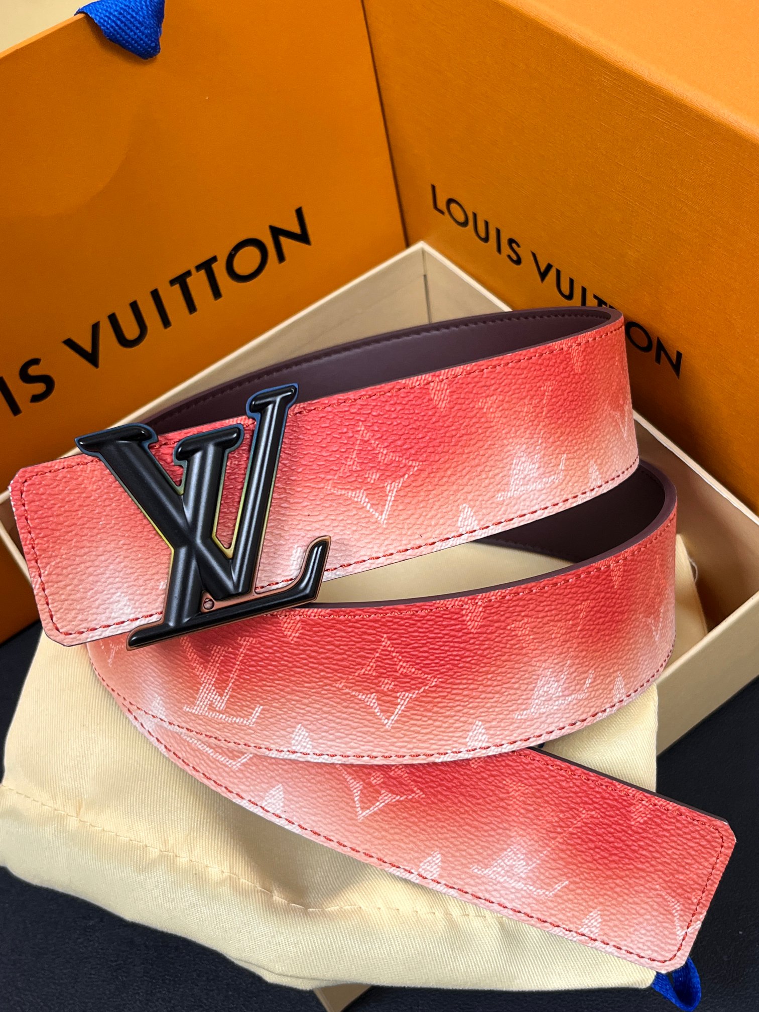 当季新款，双面设计，一腰带两风格- 正面：采用标志性Monogram老花图案，搭配棕褐渐变褪色笔触，灵感