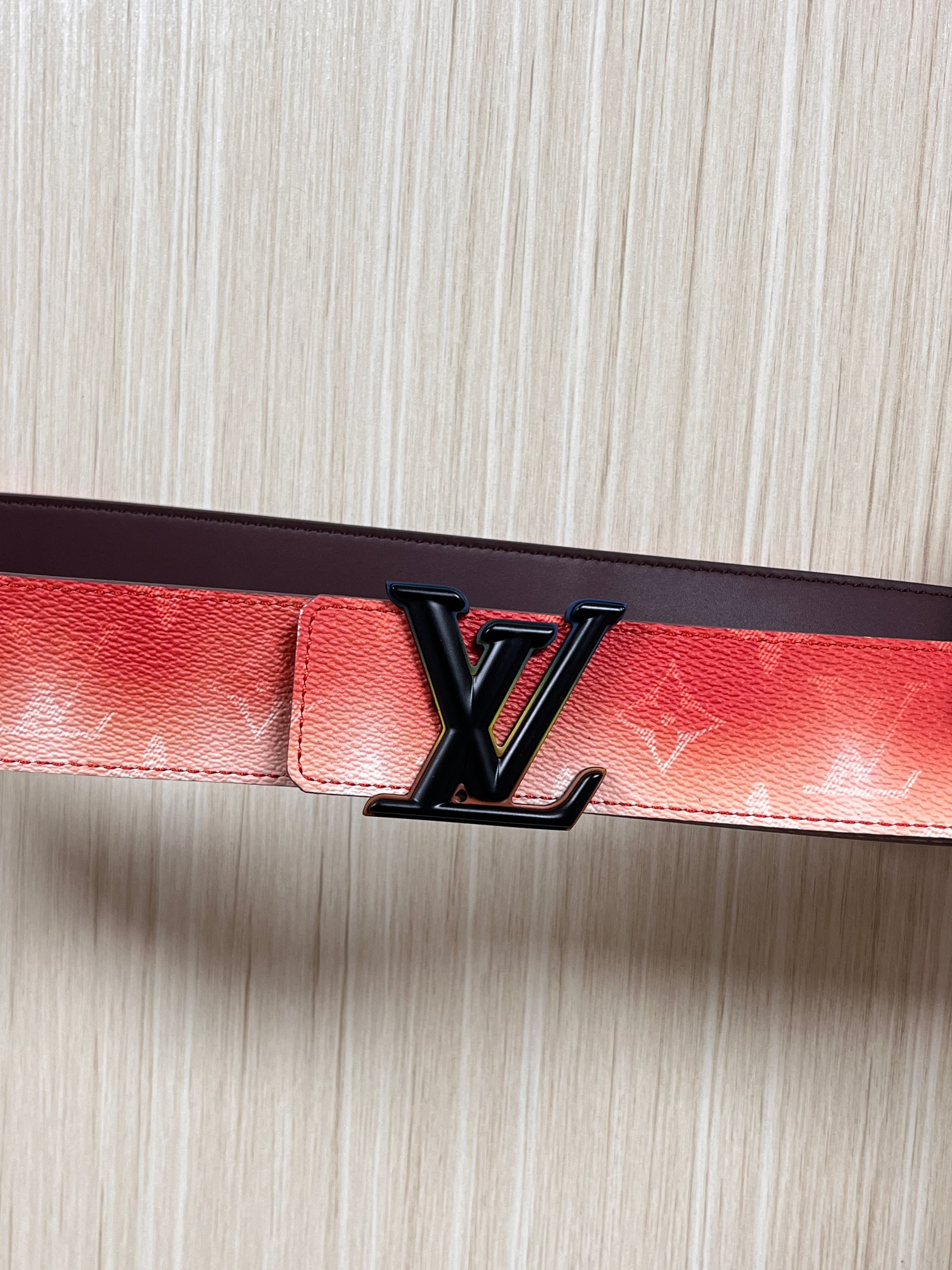 当季新款，双面设计，一腰带两风格- 正面：采用标志性Monogram老花图案，搭配棕褐渐变褪色笔触，灵感